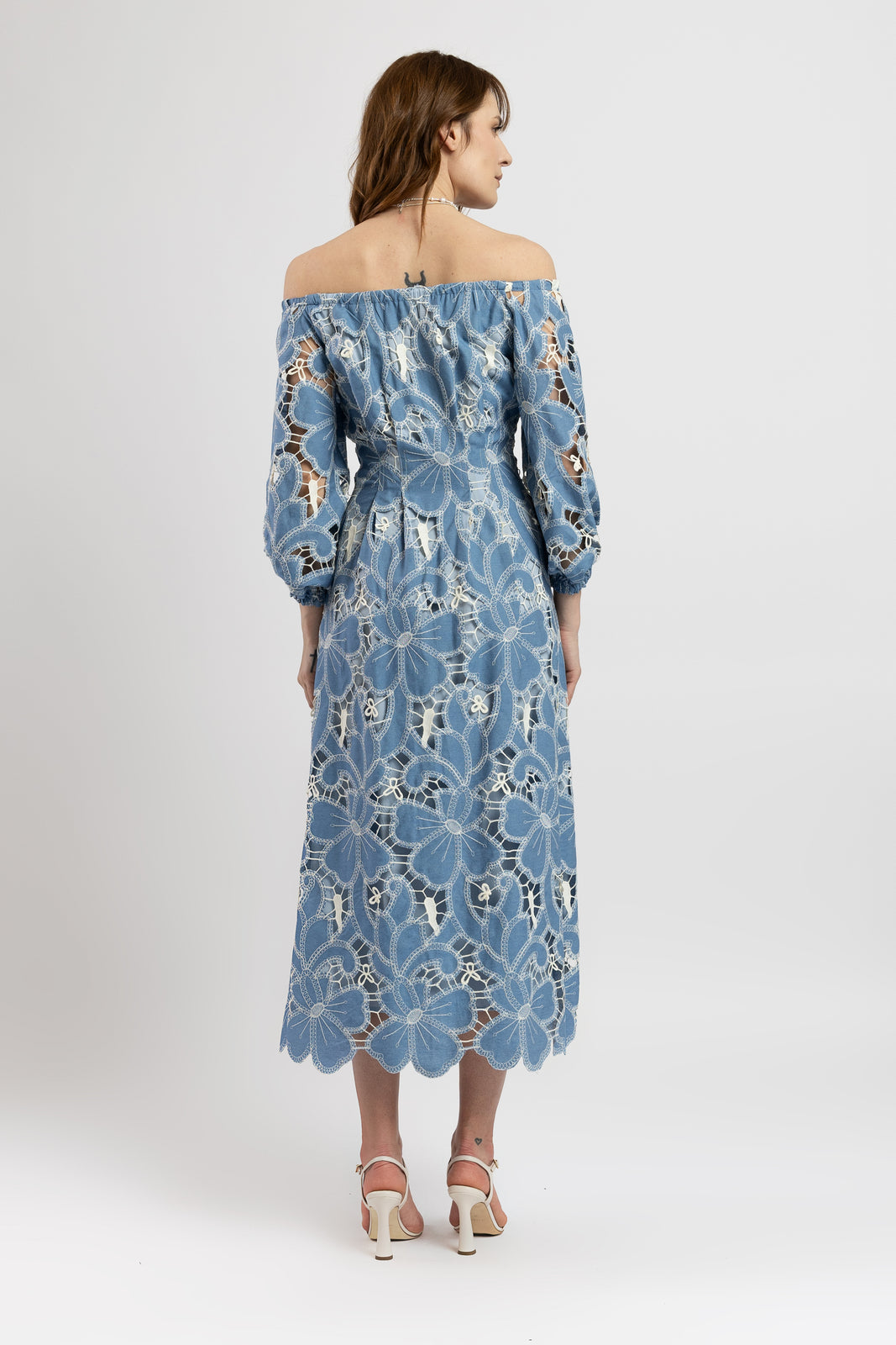 Incarca imaginea in galerie, Rochie midi cu umeri decupati din denim cu broderie sparta
