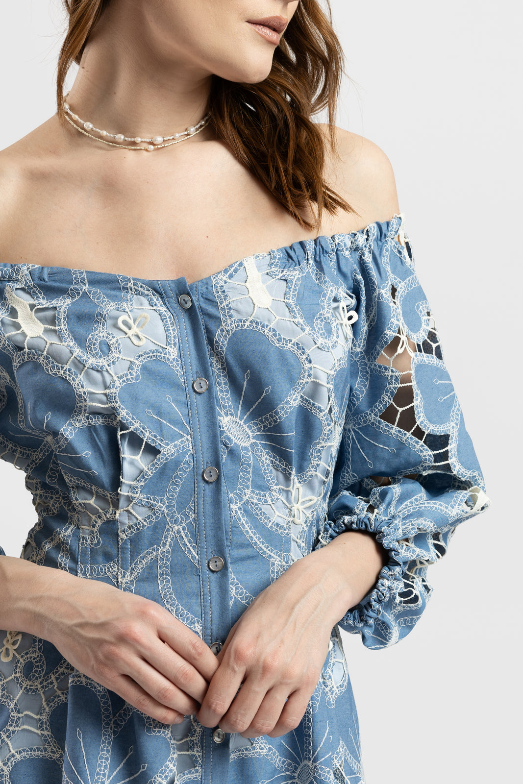 Incarca imaginea in galerie, Rochie midi cu umeri decupati din denim cu broderie sparta
