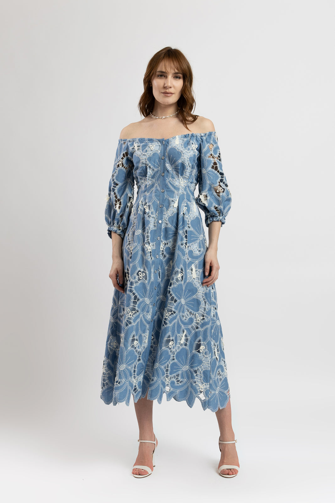Incarca imaginea in galerie, Rochie midi cu umeri decupati din denim cu broderie sparta