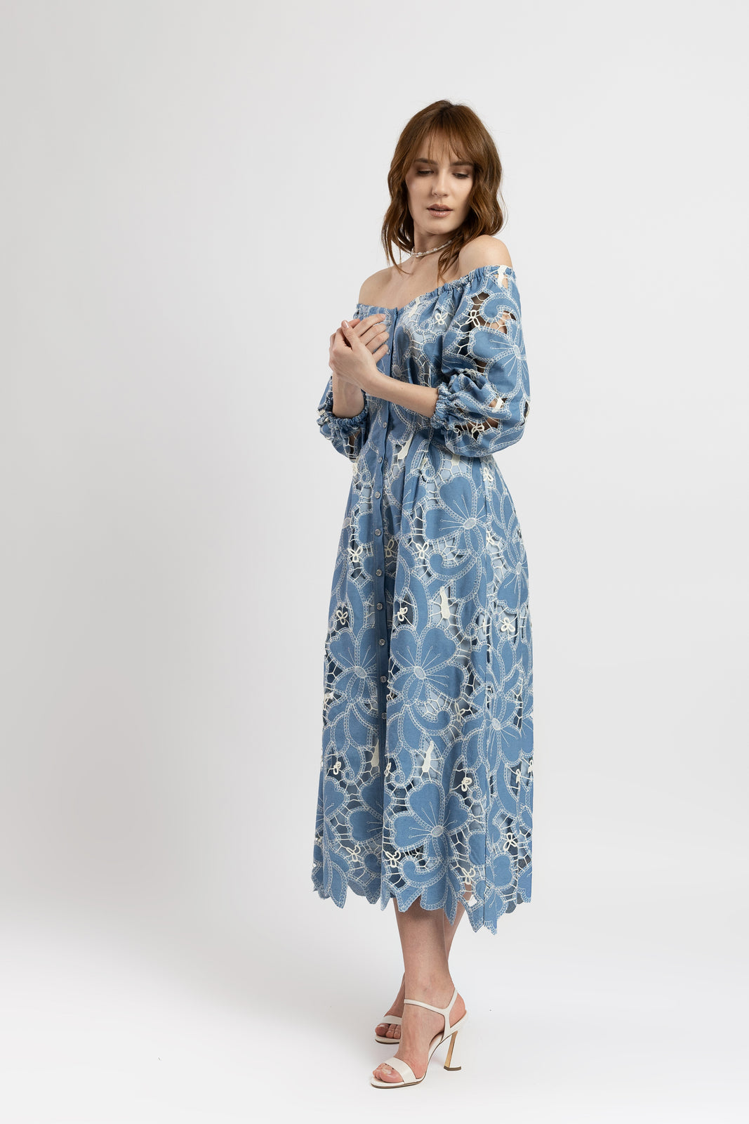 Incarca imaginea in galerie, Rochie midi cu umeri decupati din denim cu broderie sparta