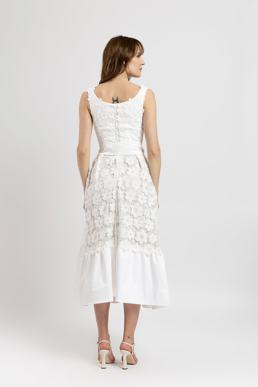 Incarca imaginea in galerie, Rochie midi din macrame floral si volan din bumbac satinat alb