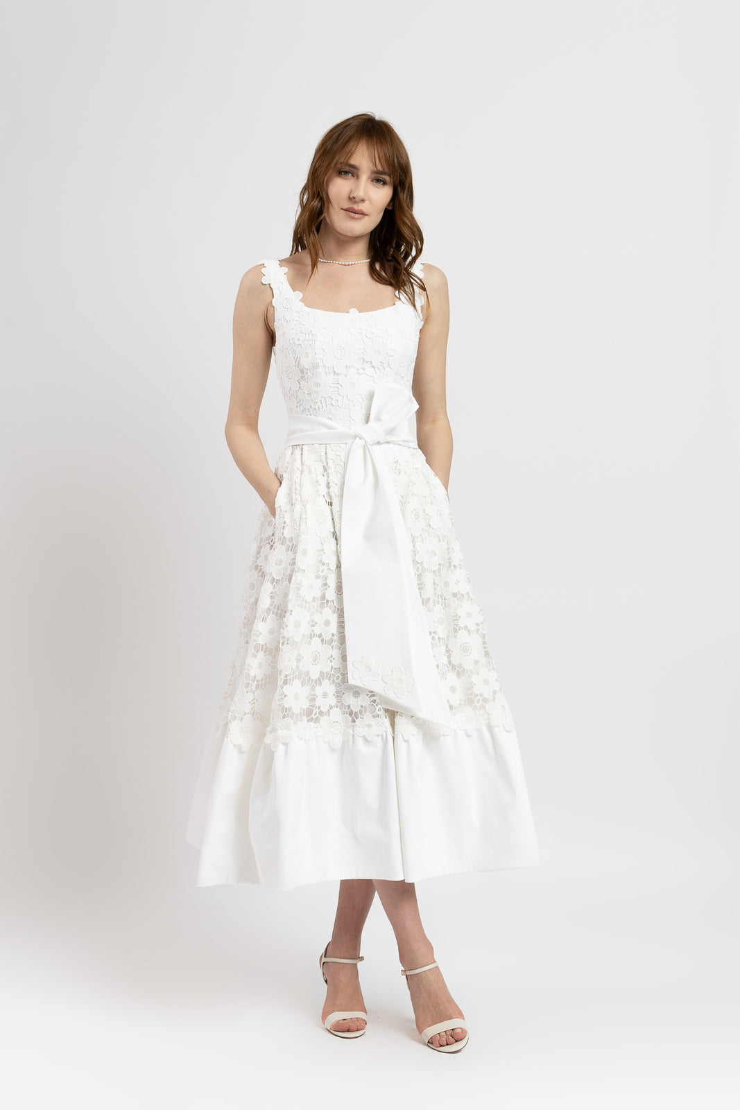 Incarca imaginea in galerie, Rochie midi din macrame floral si volan din bumbac satinat alb