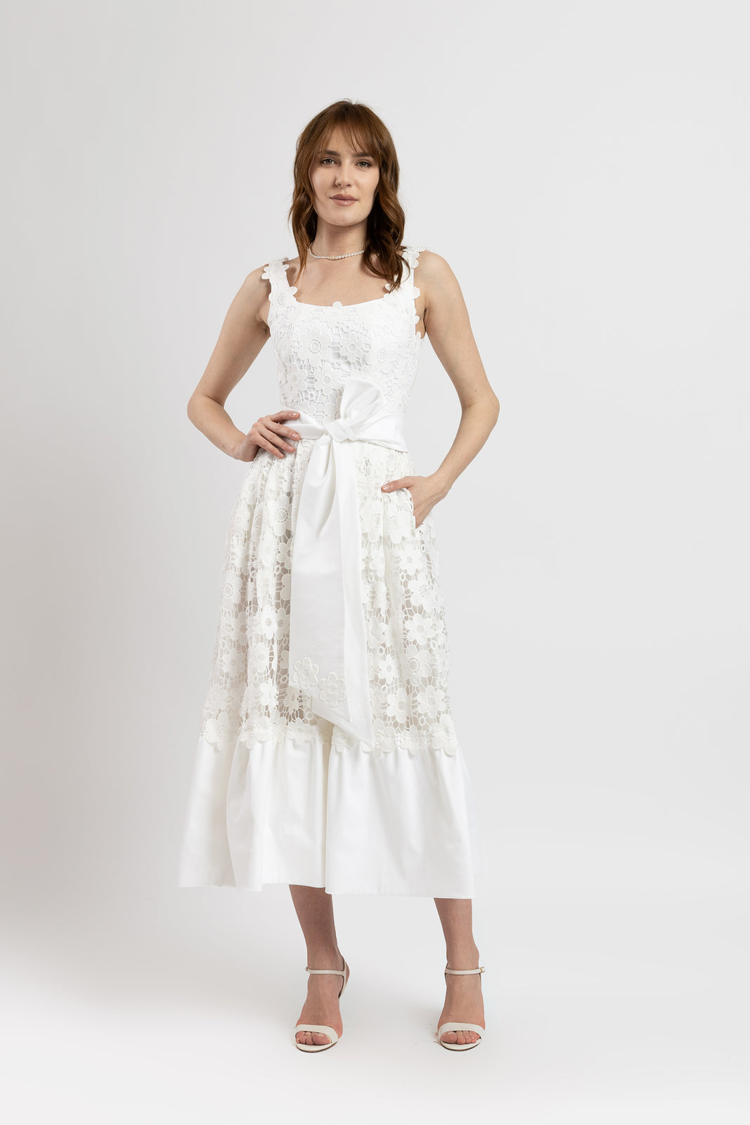 Incarca imaginea in galerie, Rochie midi din macrame floral si volan din bumbac satinat alb