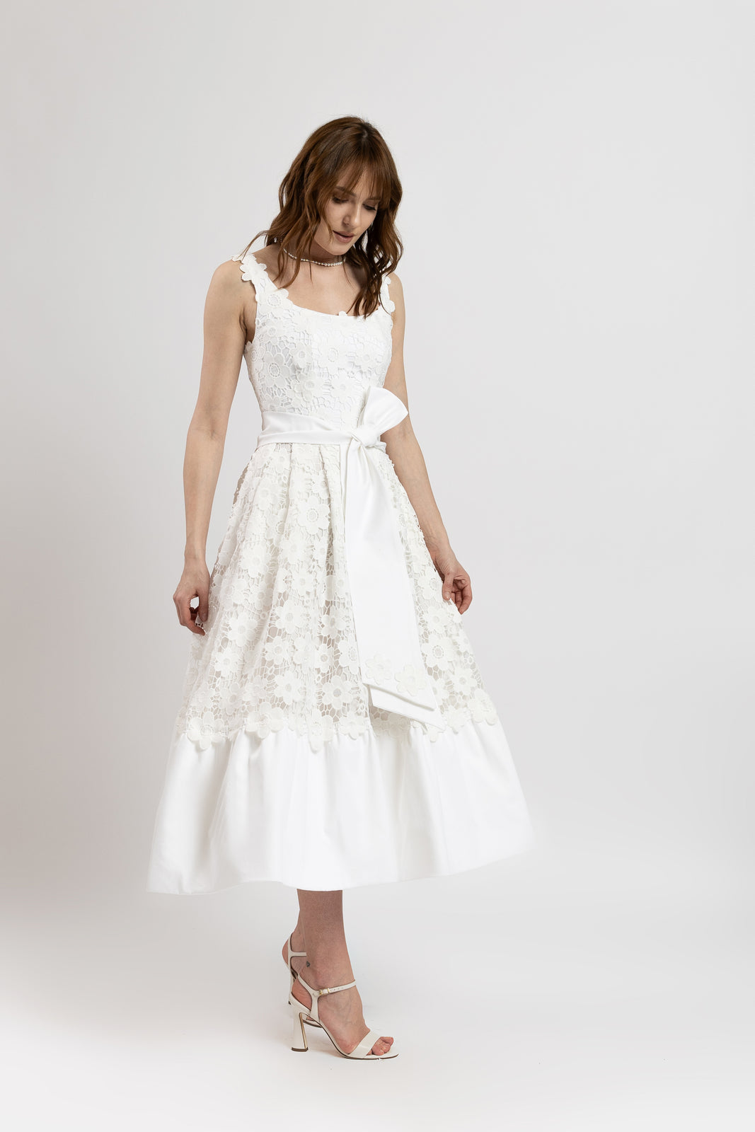 Incarca imaginea in galerie, Rochie midi din macrame floral si volan din bumbac satinat alb