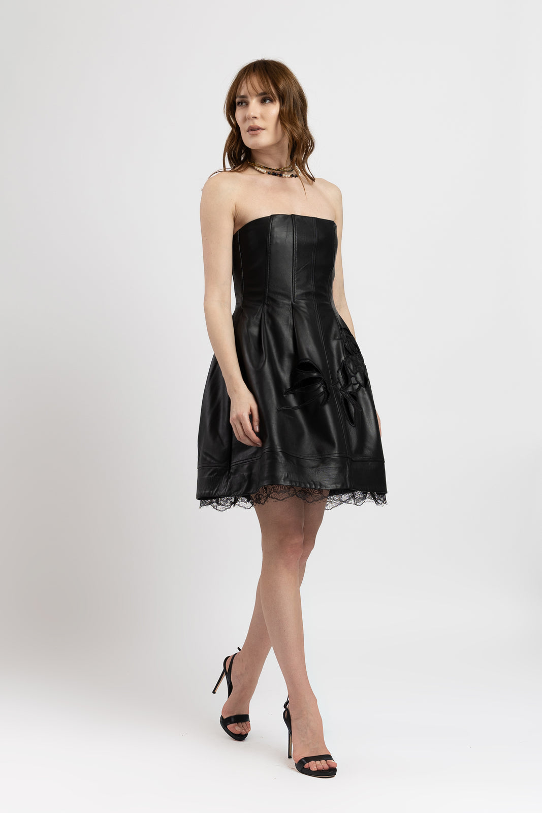 Incarca imaginea in galerie, Rochie scurtă din piele cu trandafir brodat