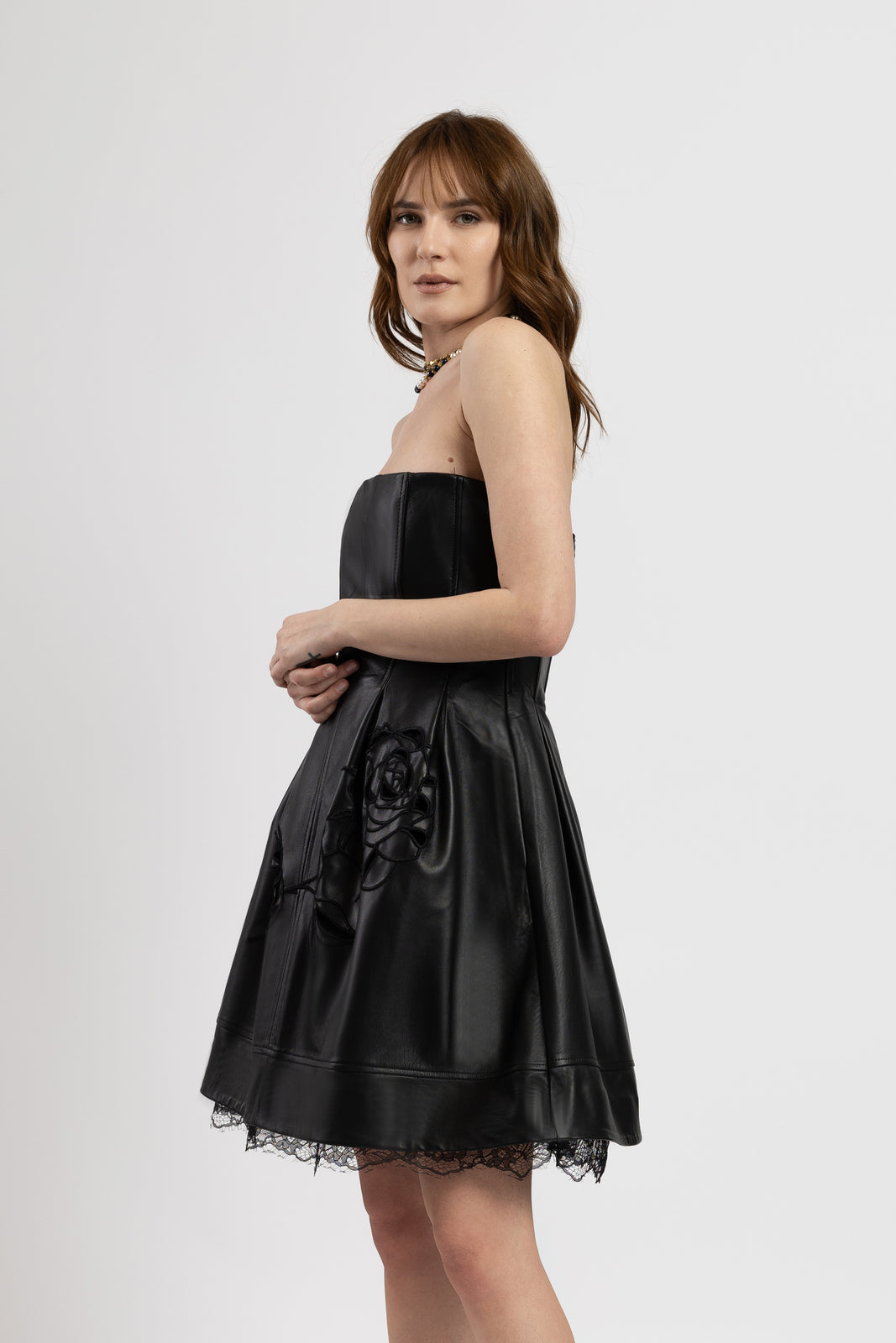 Incarca imaginea in galerie, Rochie scurtă din piele cu trandafir brodat