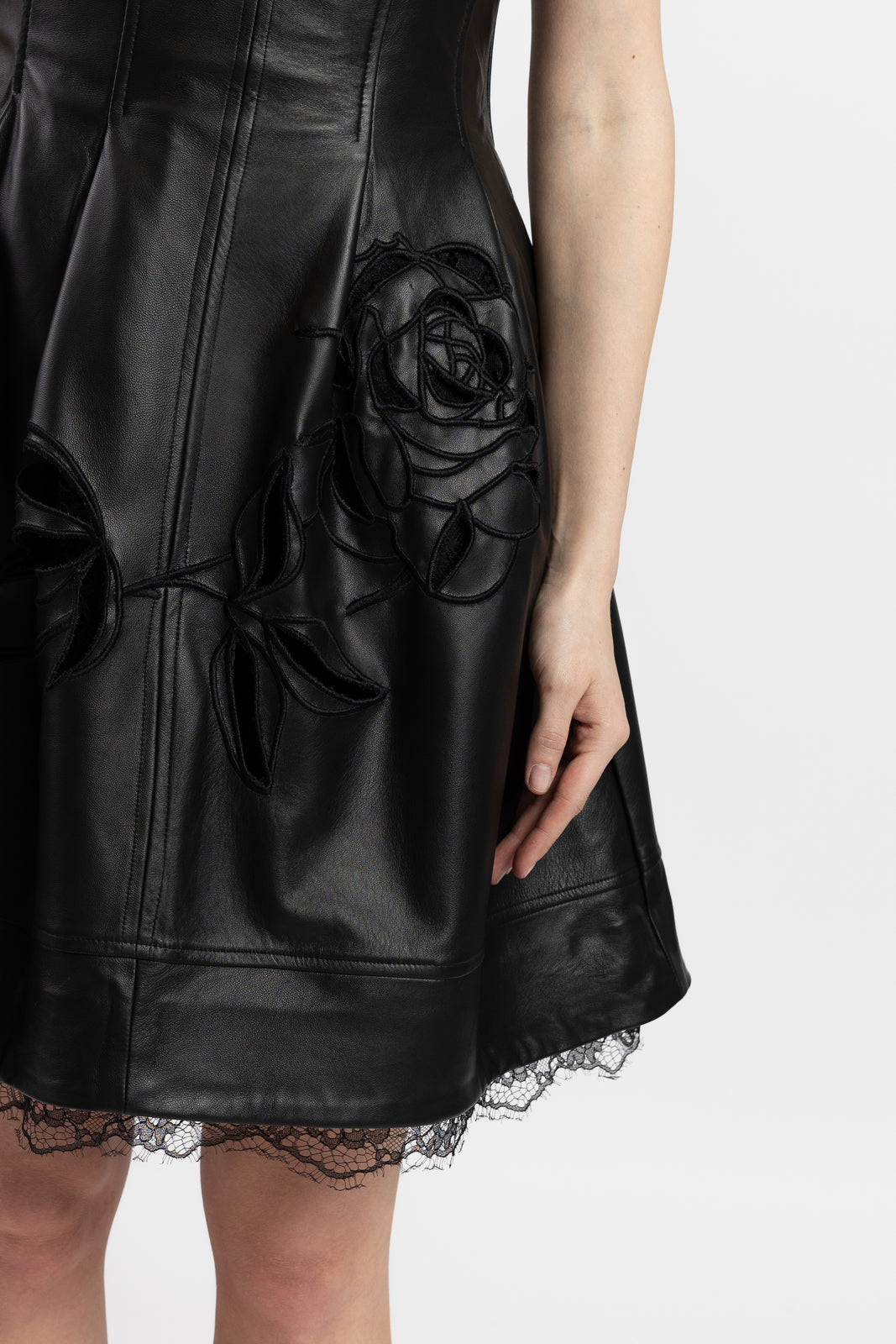 Incarca imaginea in galerie, Rochie scurtă din piele cu trandafir brodat
