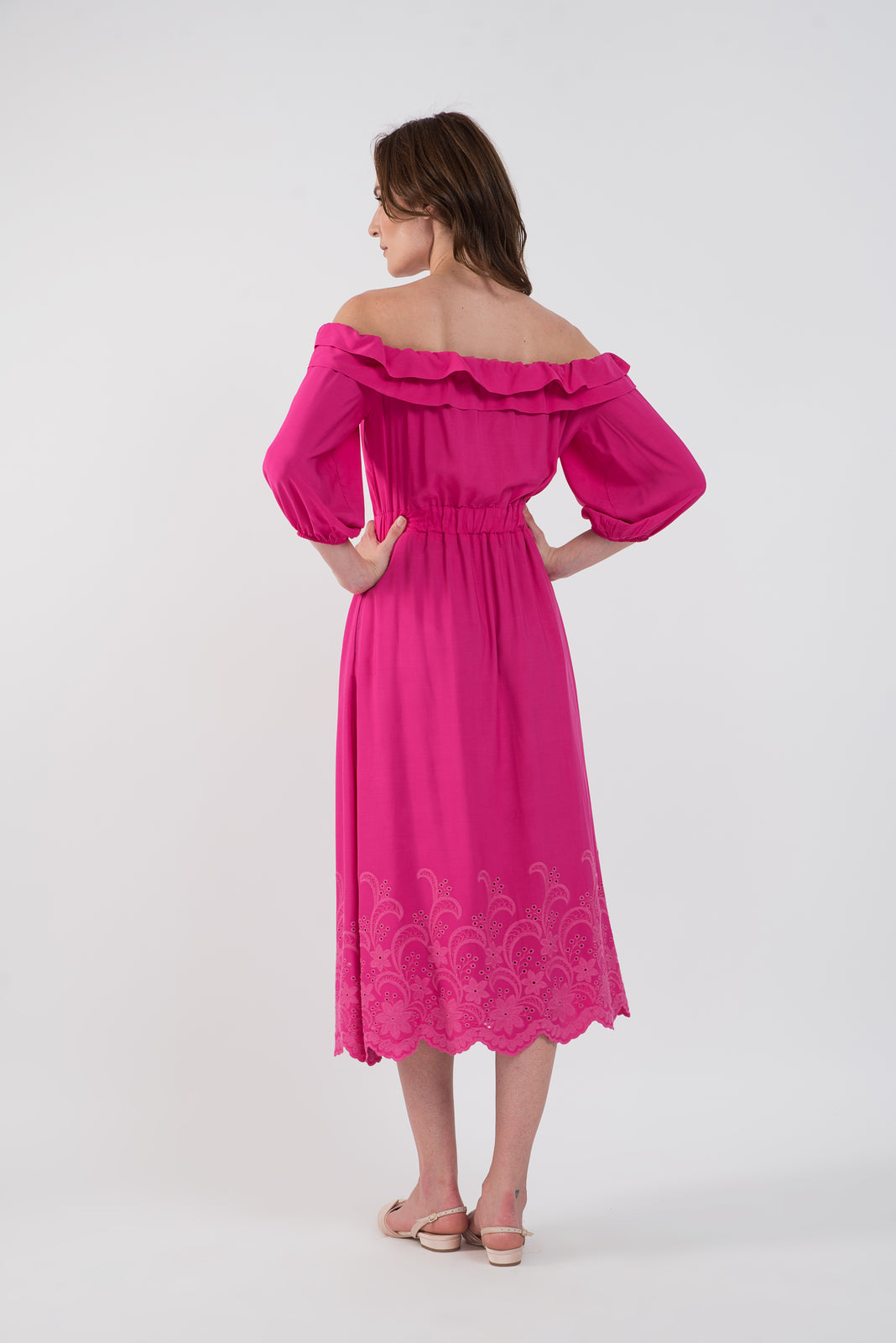Incarca imaginea in galerie, Rochie midi din vascoza fuchsia cu umeri decupati