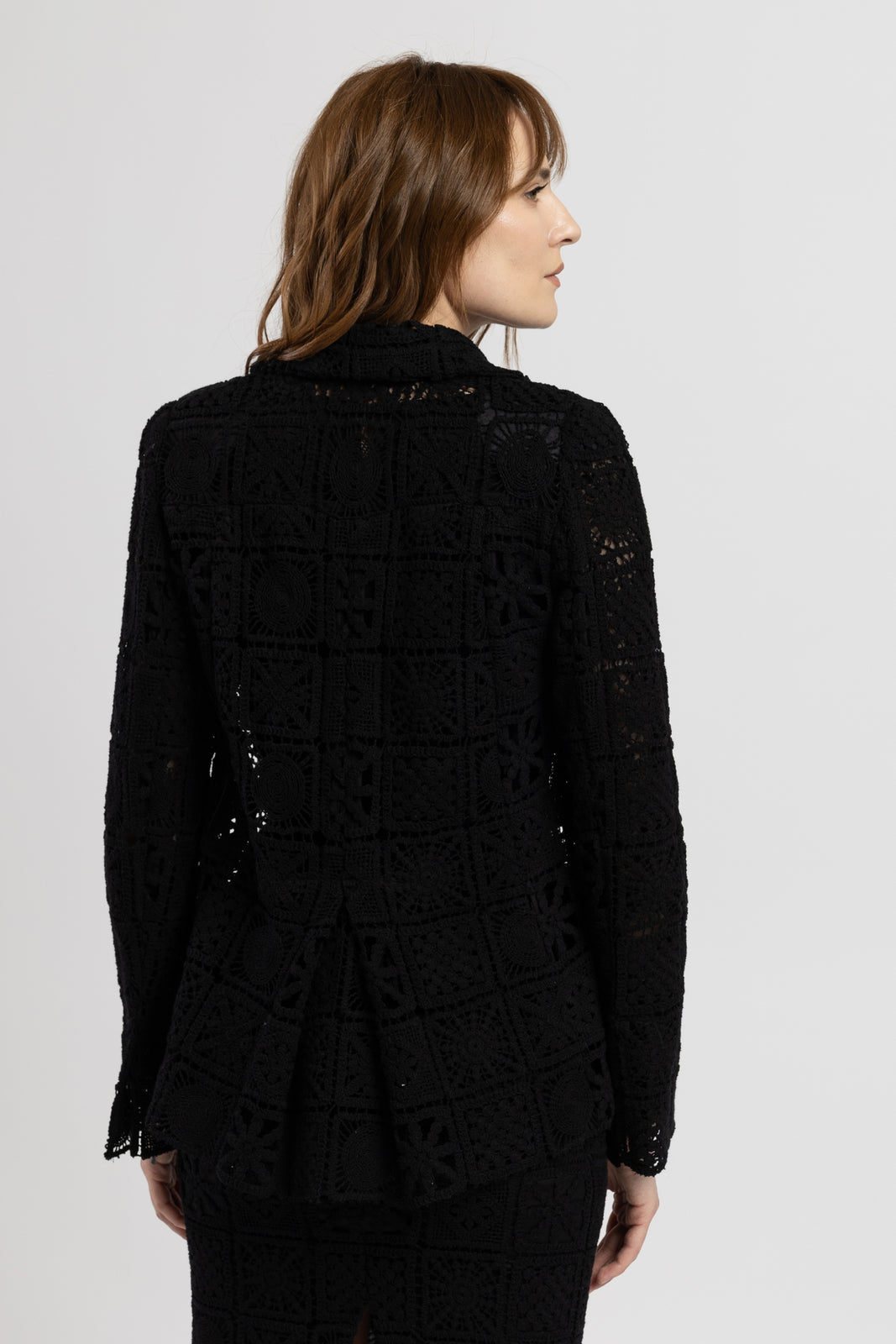 Incarca imaginea in galerie, Sacou cambrat din macrame negru