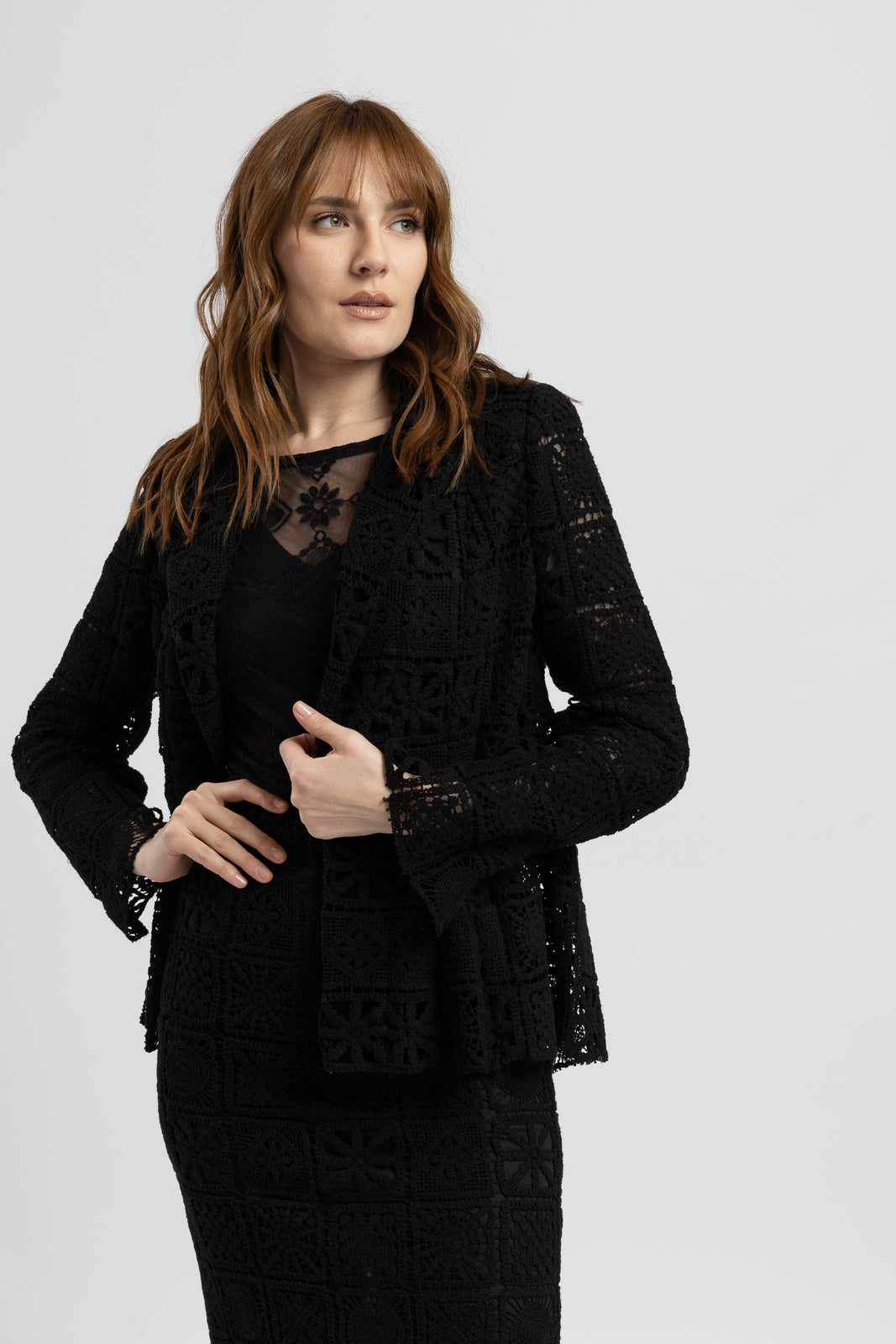 Incarca imaginea in galerie, Sacou cambrat din macrame negru