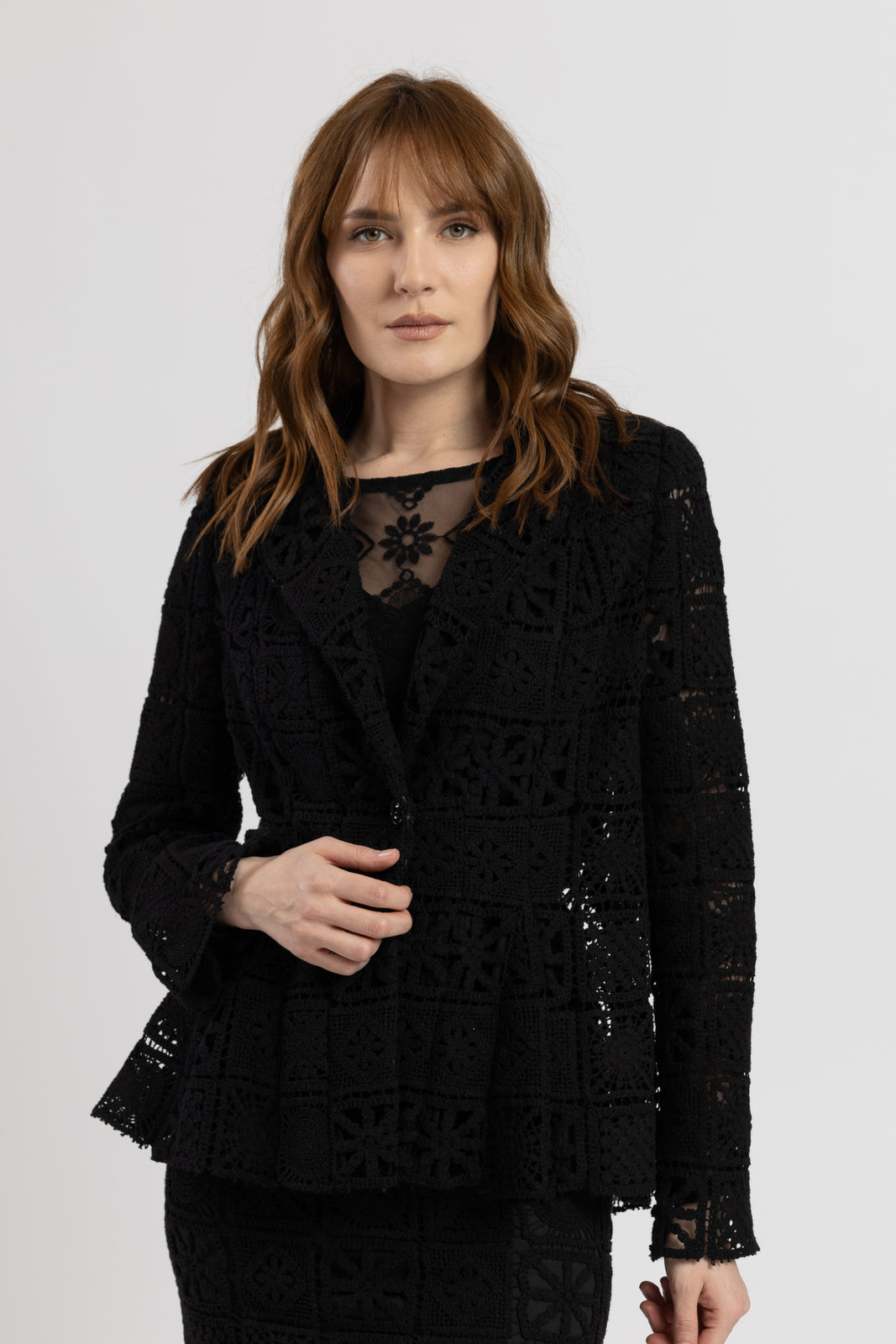 Incarca imaginea in galerie, Sacou cambrat din macrame negru