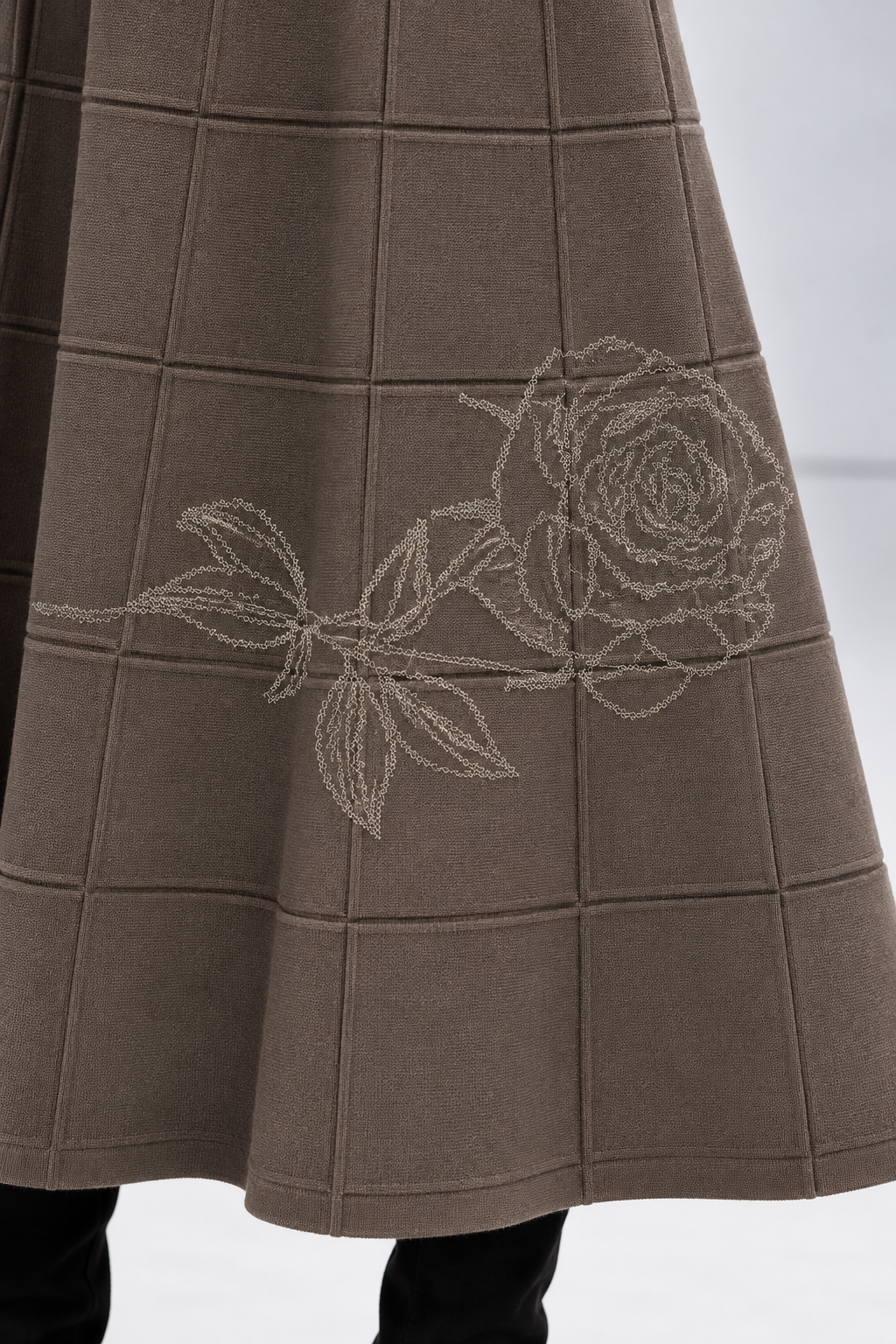 Compleu Tricotat Maro Taupe cu Broderie Trandafir