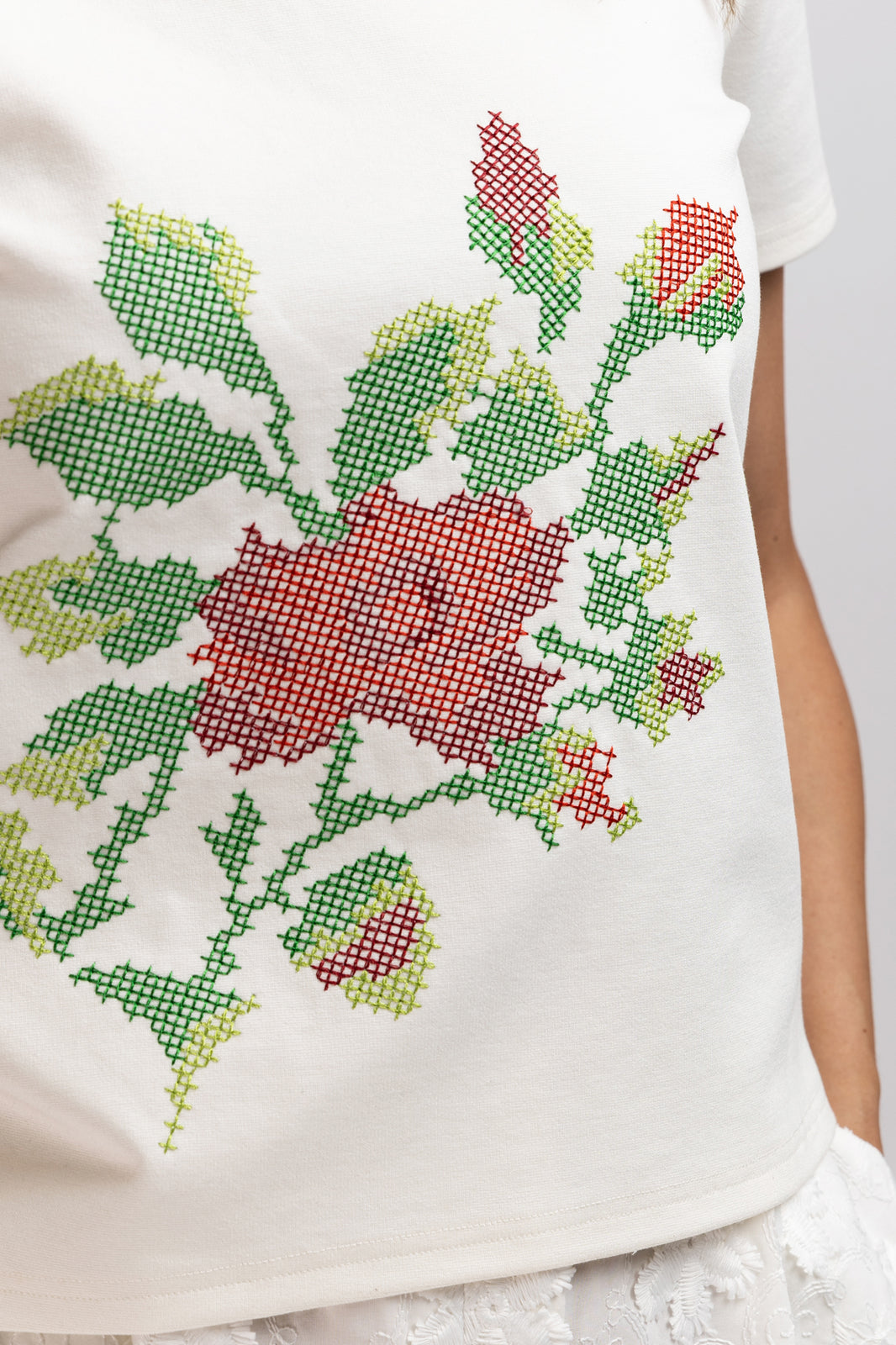 Incarca imaginea in galerie, Tricou din jerse cu broderie computerizata