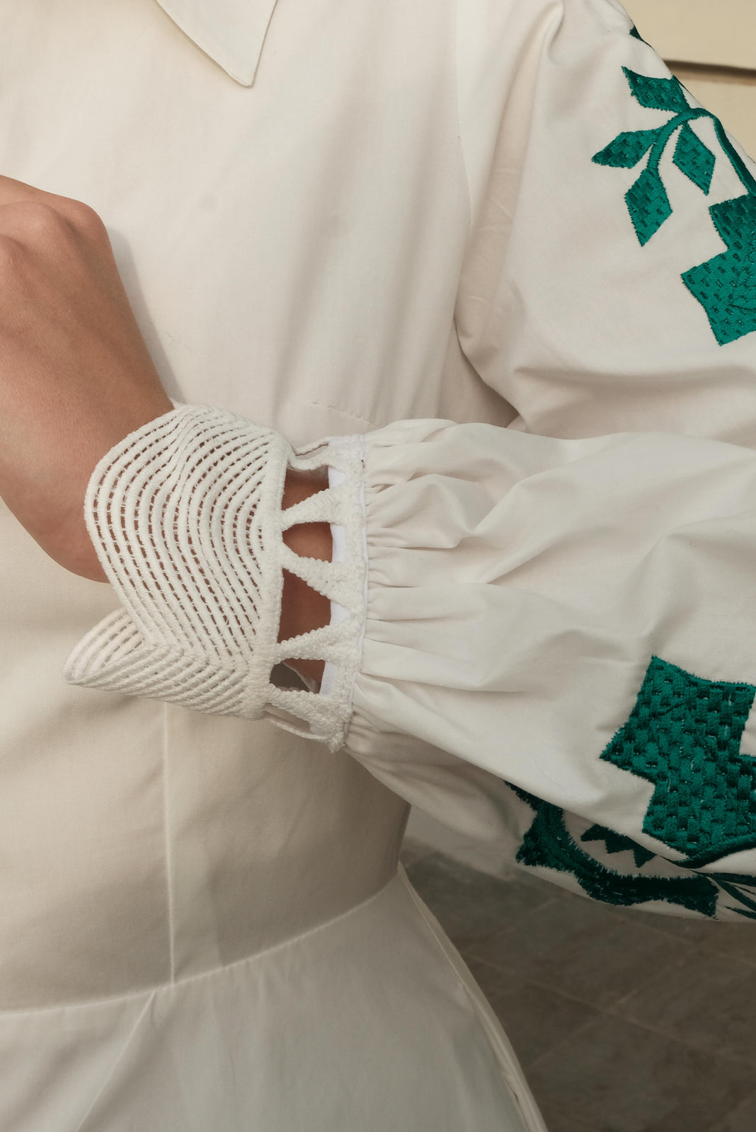 Incarca imaginea in galerie, Rochie camasa din bumbac cu broderie computerizata si manseta cu dantela