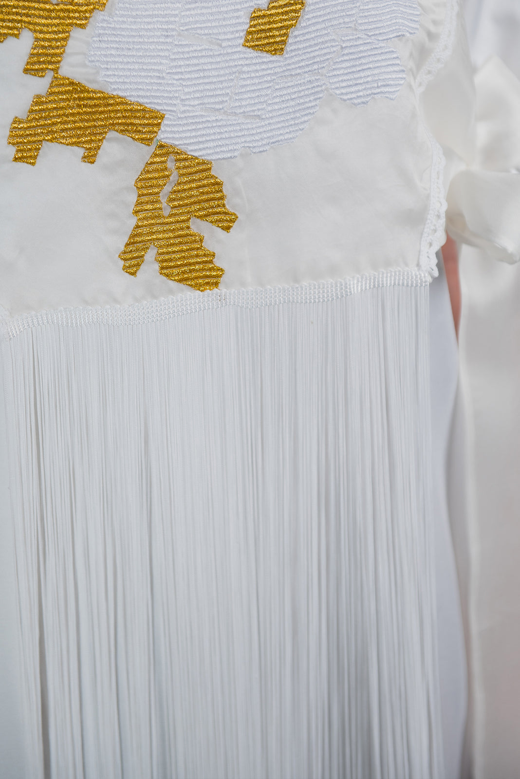 Incarca imaginea in galerie, Top cu broderie computerizata alb cu auriu