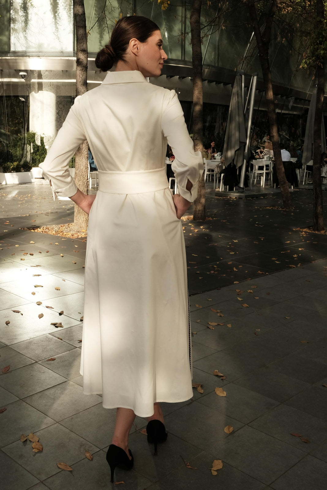 Incarca imaginea in galerie, Rochie camașă din bumbac satinat alb cu aplicații macrame