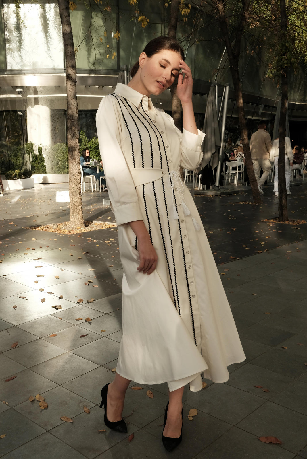 Incarca imaginea in galerie, Rochie camașă din bumbac satinat alb cu aplicații macrame