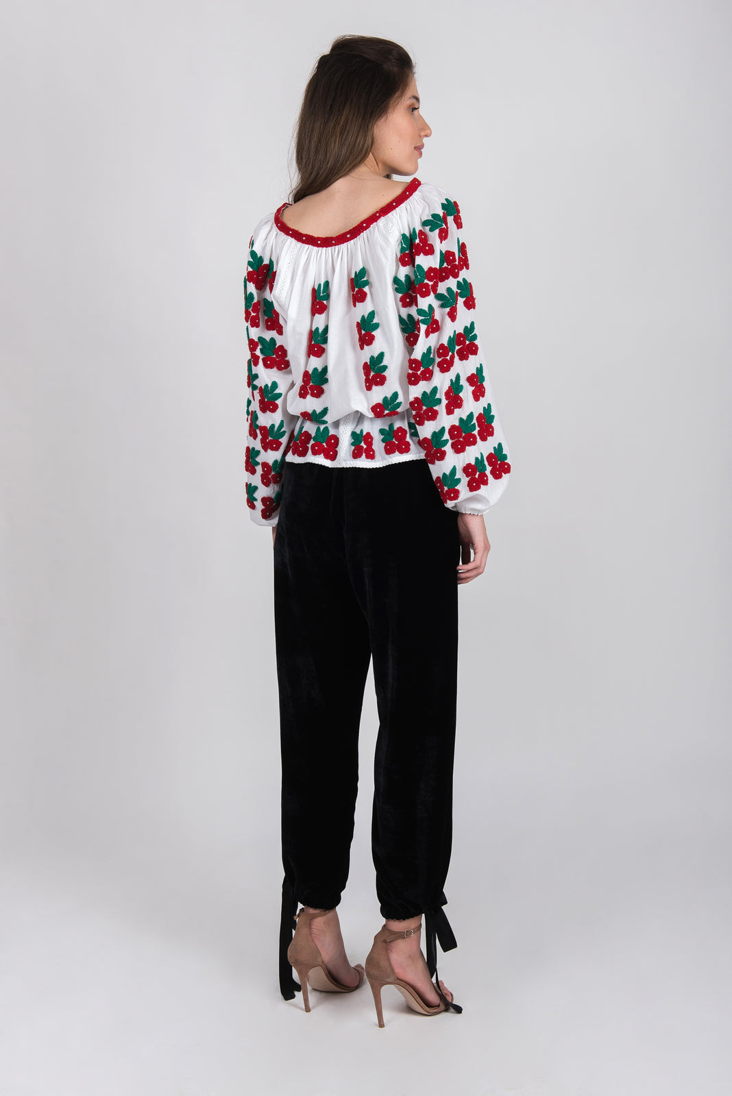Incarca imaginea in galerie, Bluza tip ie cusuta manual in gherghef pe panza topita