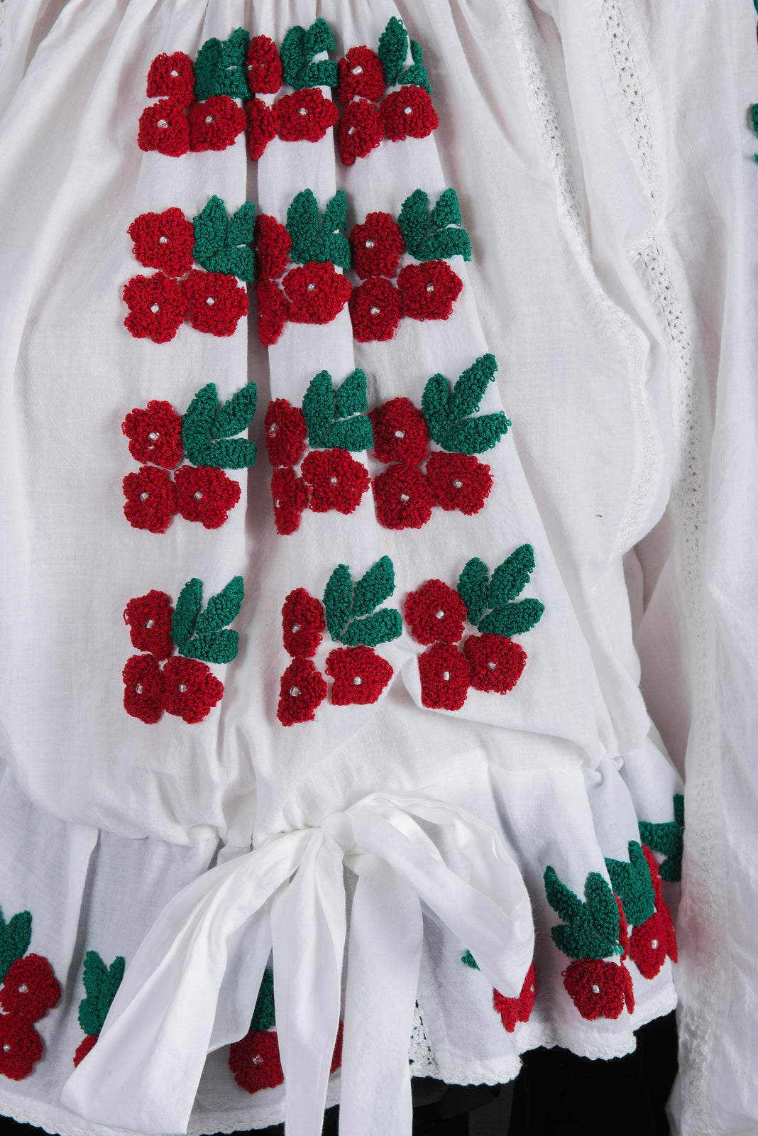 Incarca imaginea in galerie, Bluza tip ie cusuta manual in gherghef pe panza topita