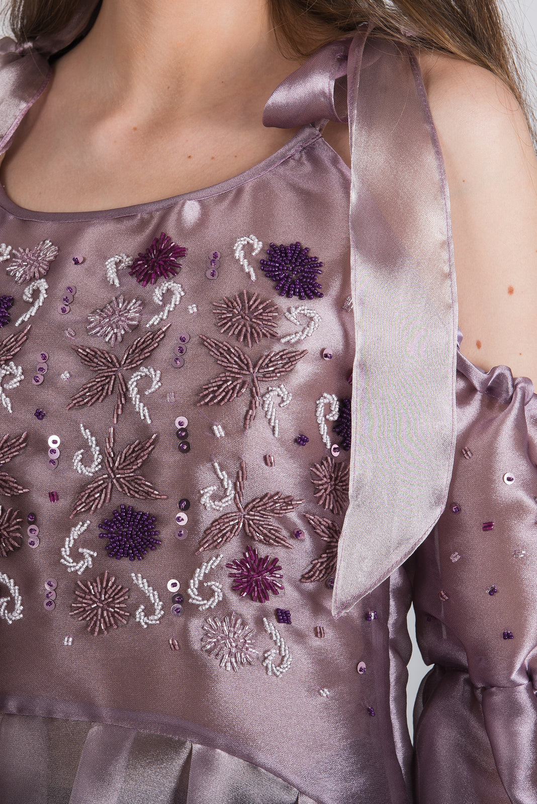 Incarca imaginea in galerie, Bluza tip ie cusuta manual cu margele pe organza