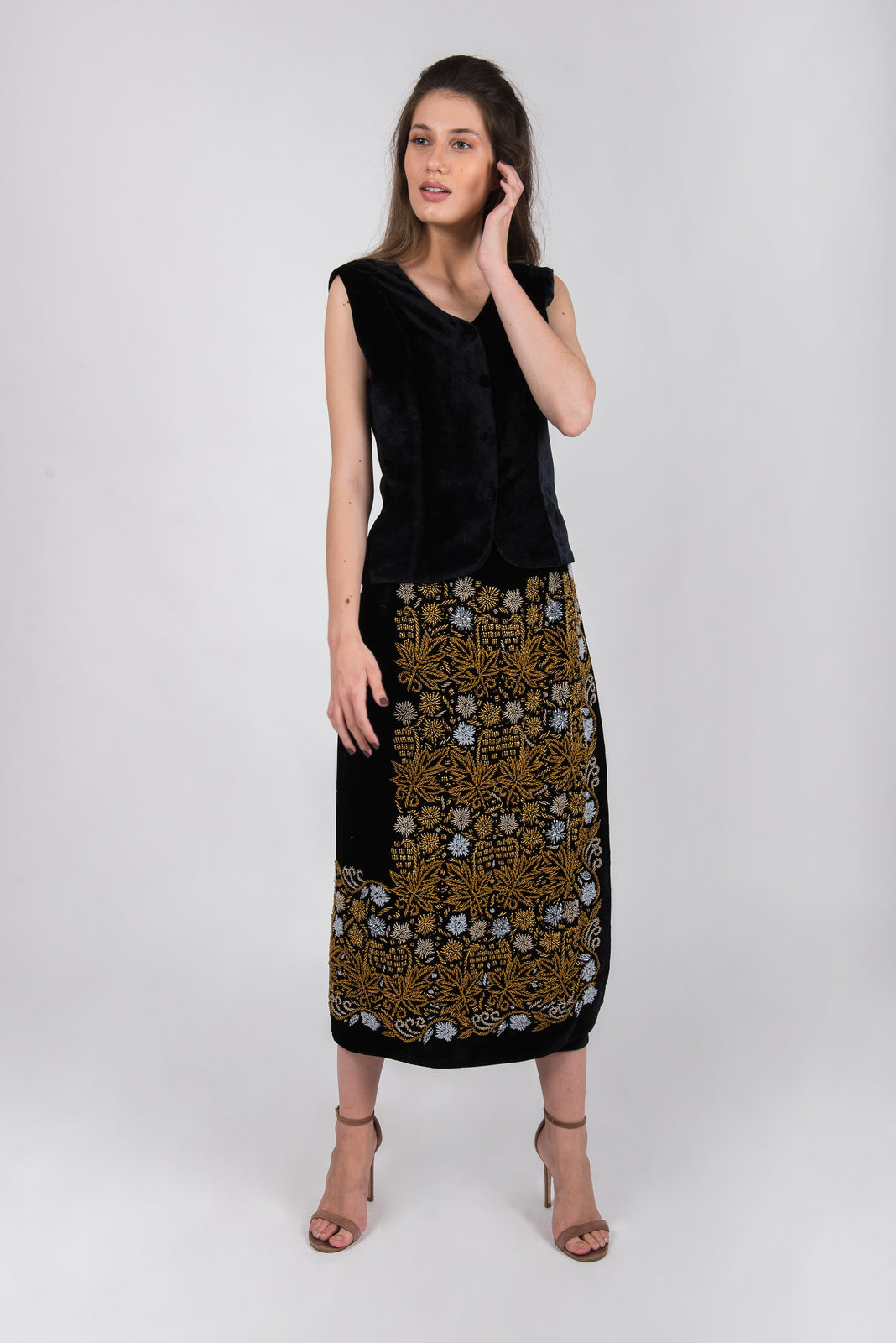 Load image into Gallery viewer, Velvet skirt with hand-stitched beads