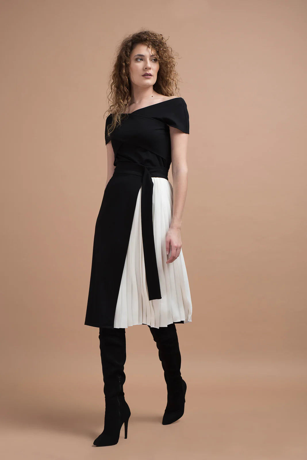 Incarca imaginea in galerie, Rochie din jerse midi alb/negru cu bustul petrecut