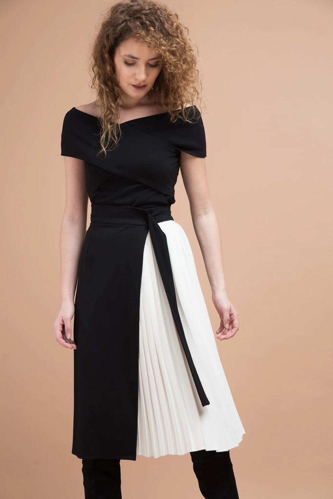 Incarca imaginea in galerie, Rochie din jerse midi alb/negru cu bustul petrecut