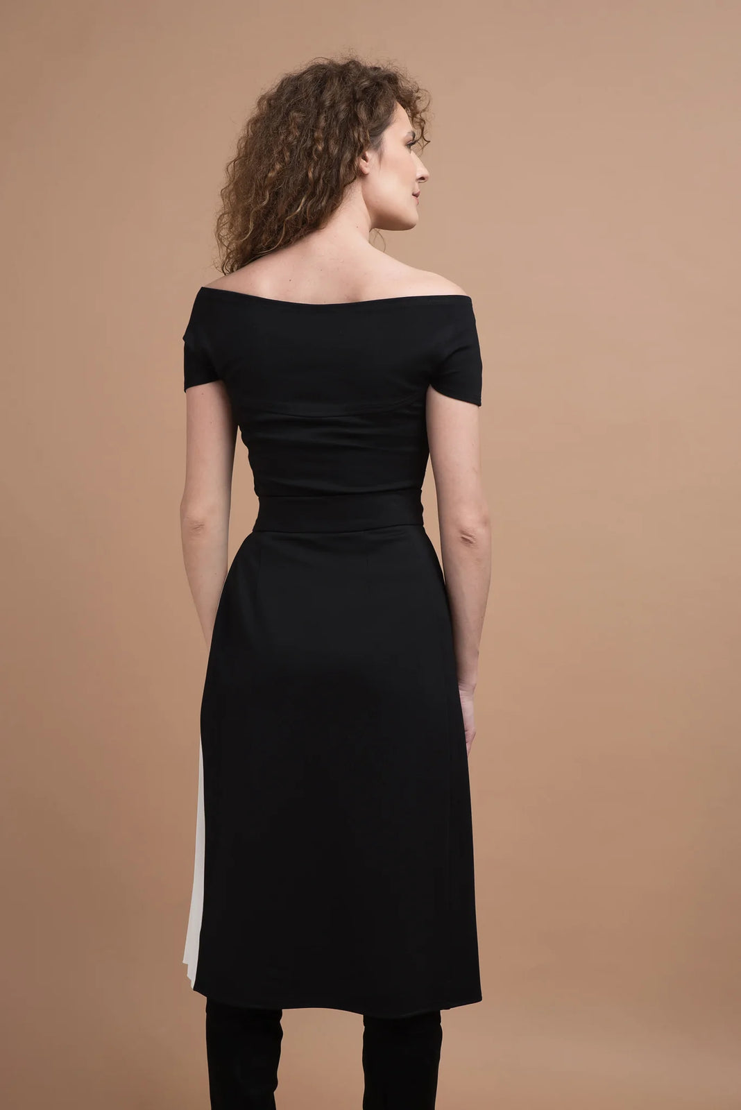 Incarca imaginea in galerie, Rochie din jerse midi alb/negru cu bustul petrecut