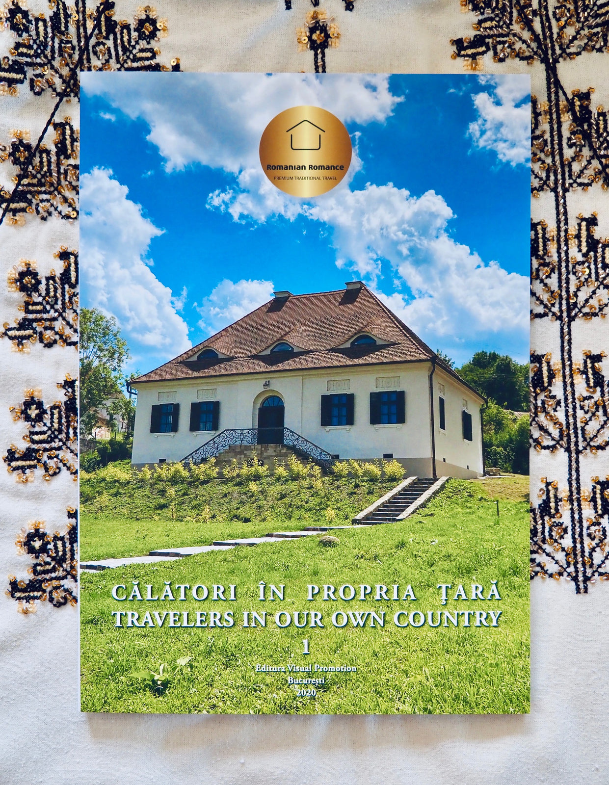 Incarca imaginea in galerie, Set perna decorativa mini + Cartea "Calatori in propria tara" Editia 1