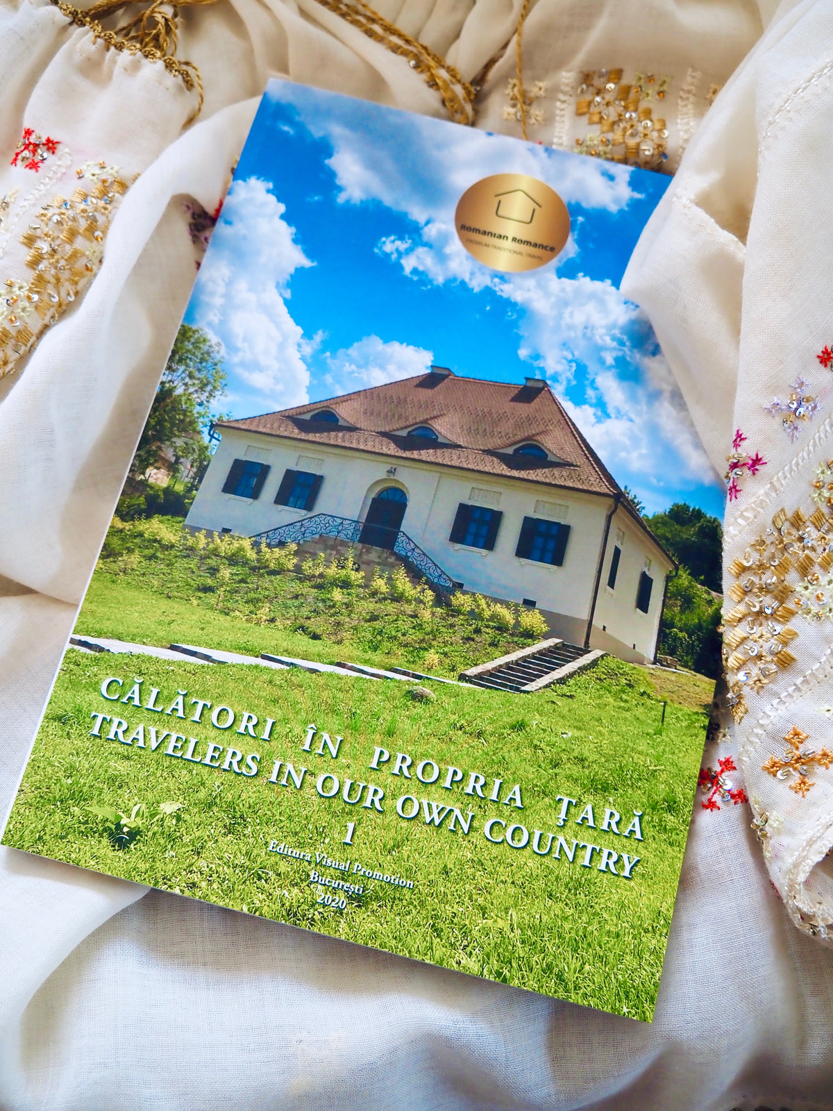 Set perna decorativa cu franjuri+ Cartea "Calatori in propria tara" Editia 1