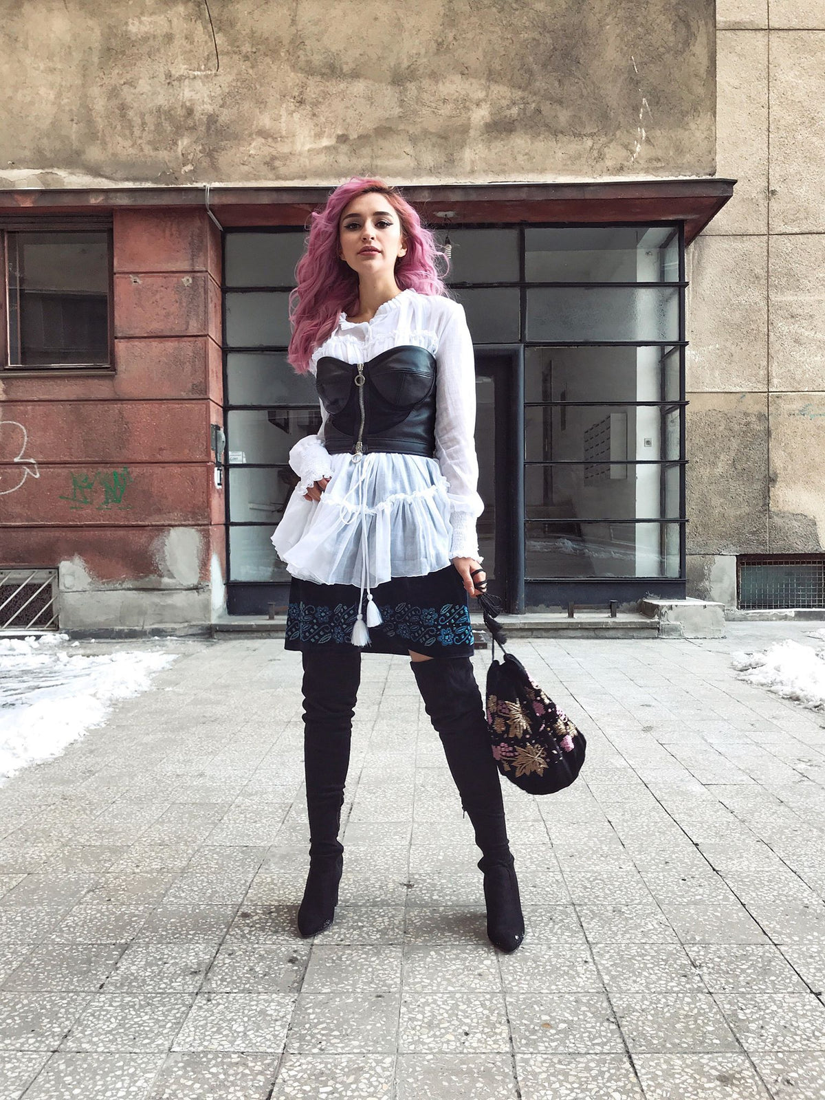 Incarca imaginea in galerie, Izabela Mandoiu semne cusute - Larisa Raicu blogger