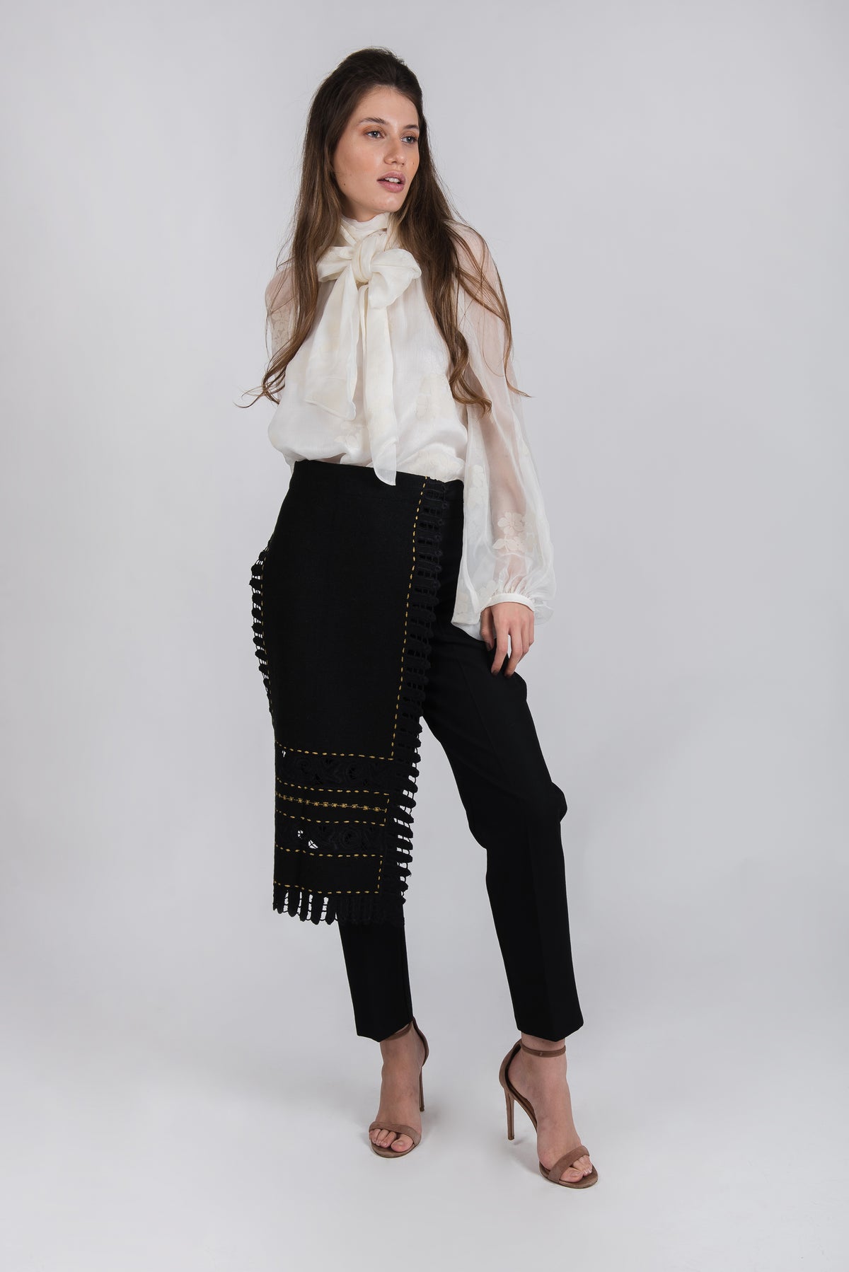 Pantaloni din stofa de lana cu catrinta