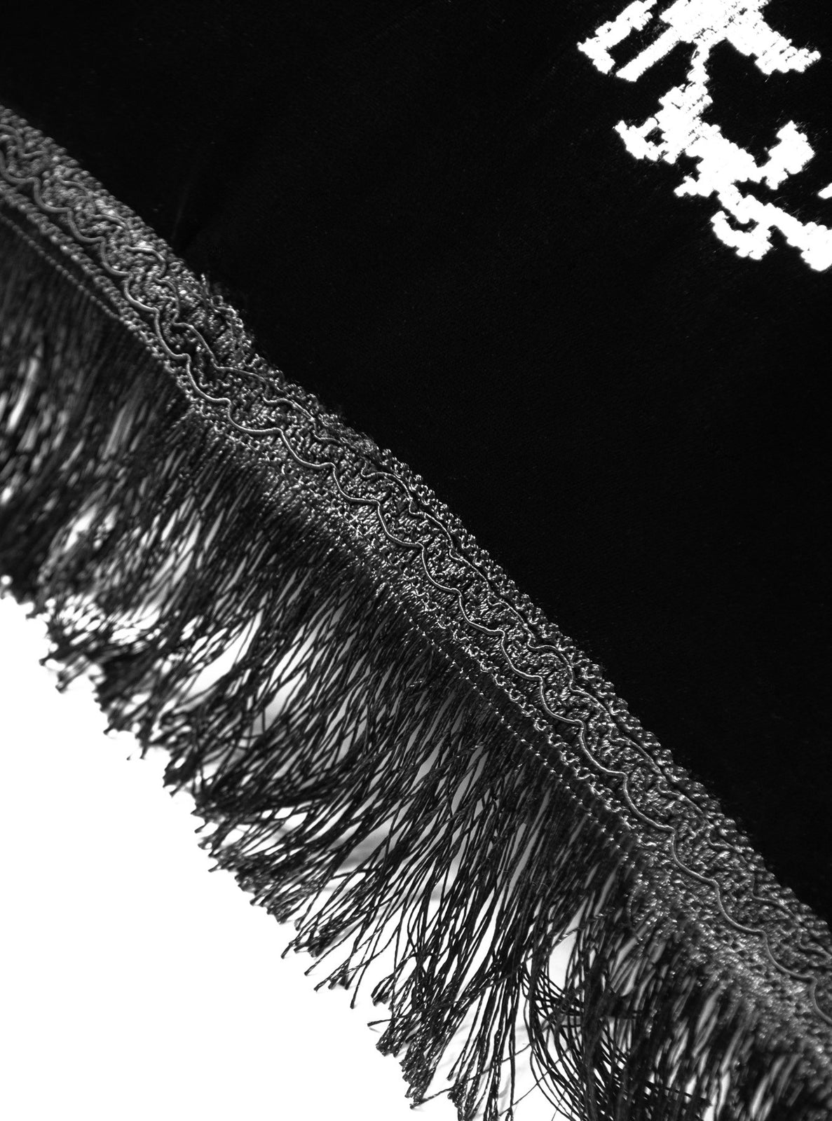 Incarca imaginea in galerie, Set perna decorativa cu franjuri+ Cartea "Calatori in propria tara" Editia 1