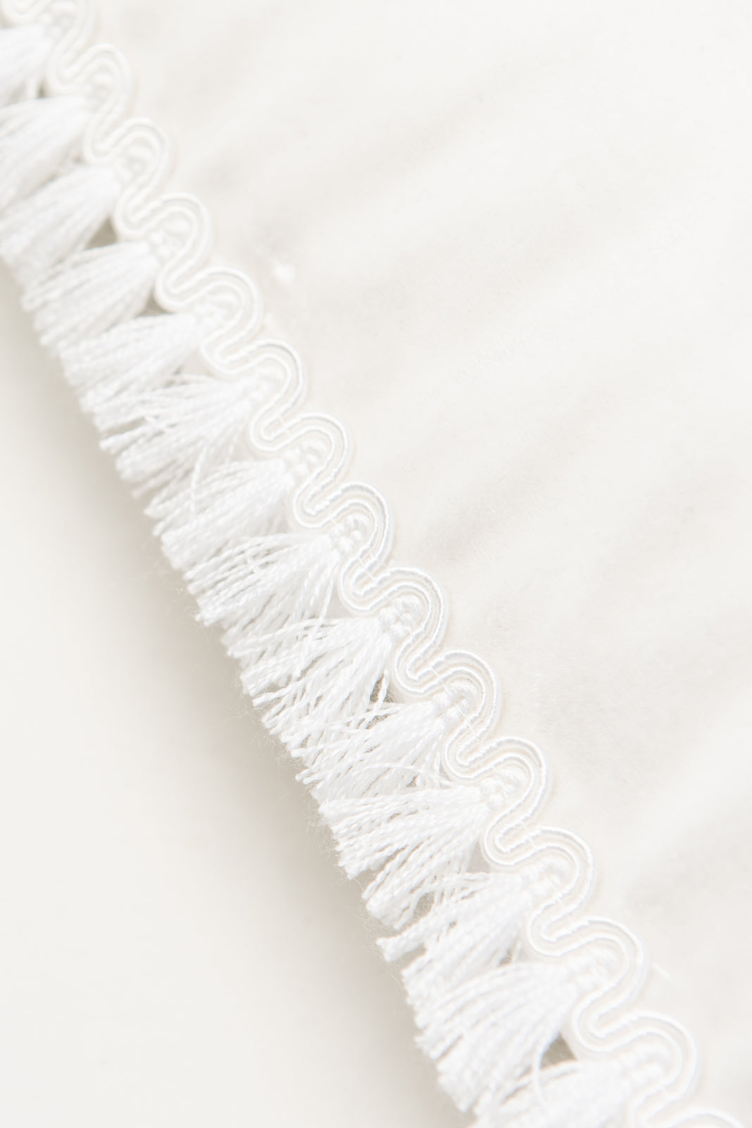 Incarca imaginea in galerie, Perna decorativa din catifea cu broderie roz metalic