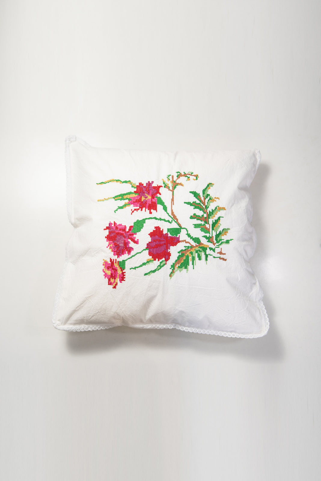 Incarca imaginea in galerie, Set perna decorativa brodata+ Cartea "Calatori in propria tara" Editia 1