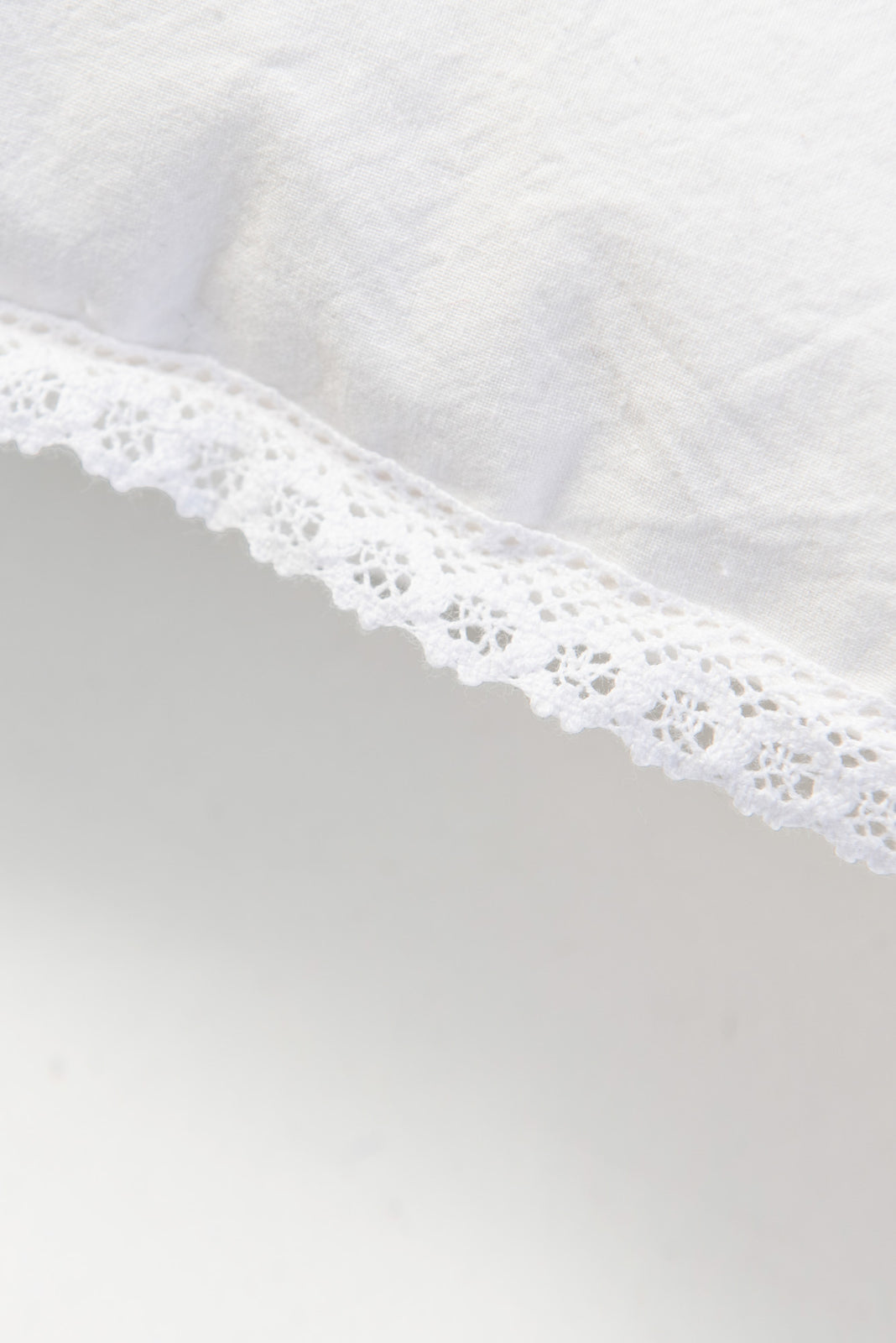 Incarca imaginea in galerie, Set perna decorativa brodata+ Cartea "Calatori in propria tara" Editia 1