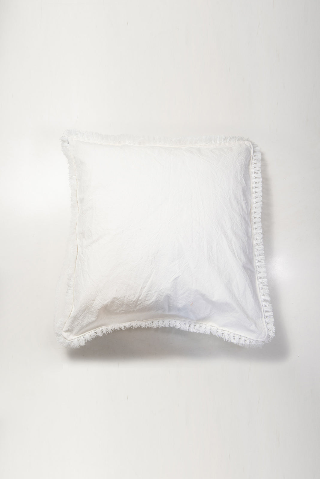 Incarca imaginea in galerie, Perna decorativa din panza topita cu broderie neagra
