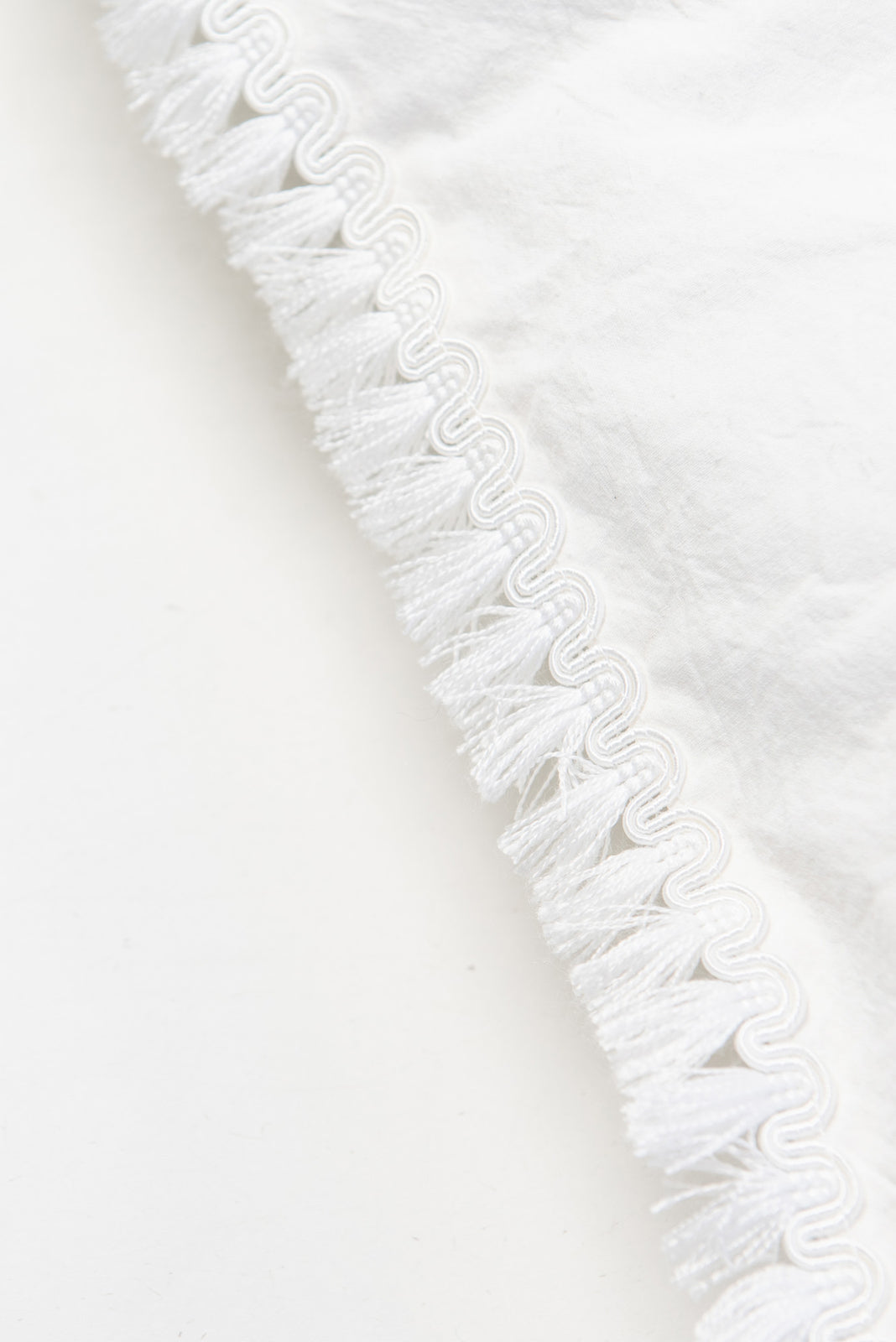 Incarca imaginea in galerie, Perna decorativa din panza topita cu broderie neagra