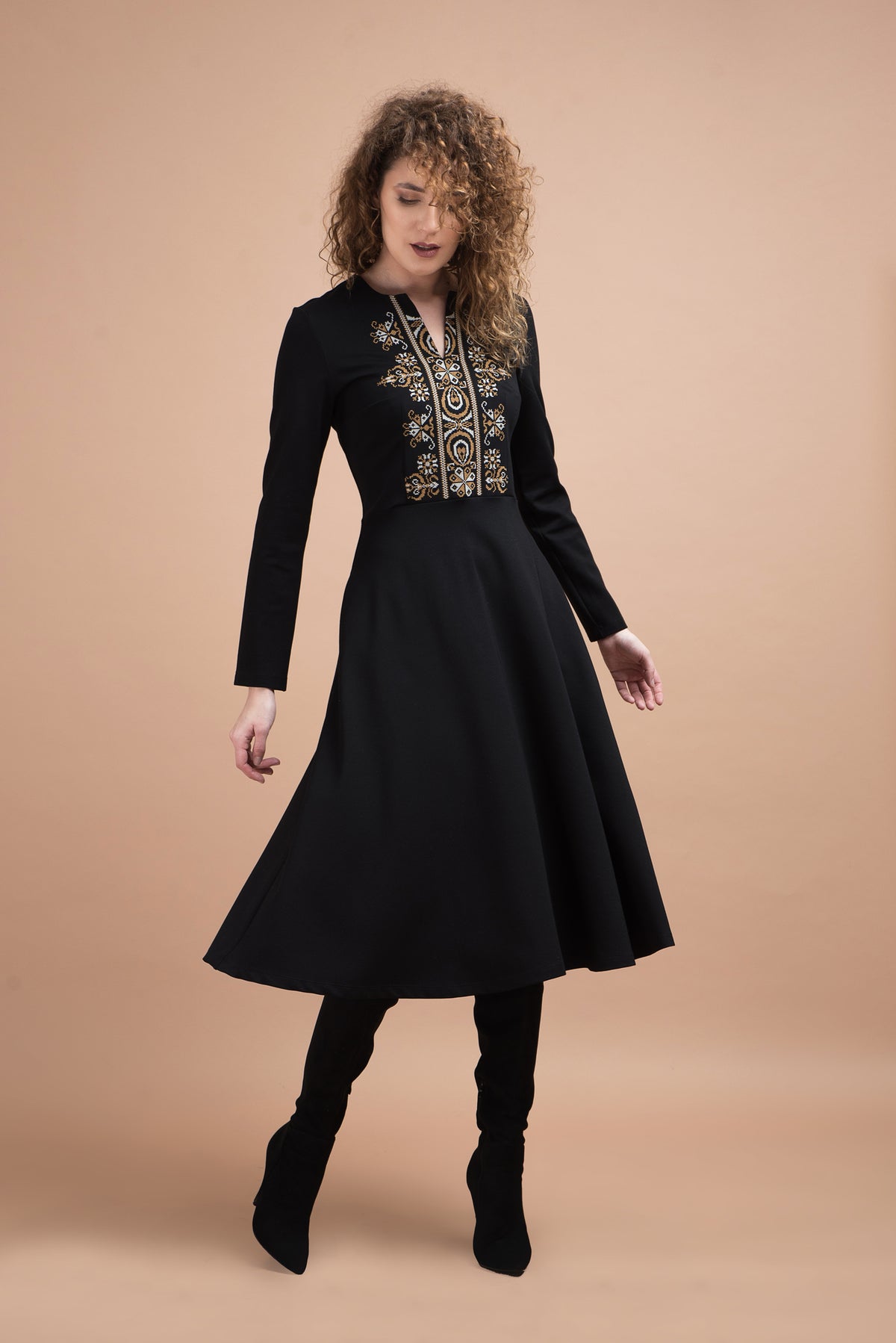 Rochie din jerse cu bustul brodat