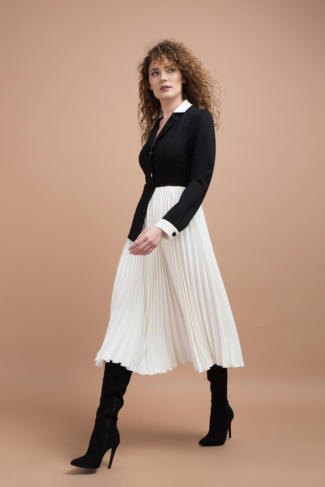 Incarca imaginea in galerie, Rochie tip sacou din jerse negru si fusta alba solata