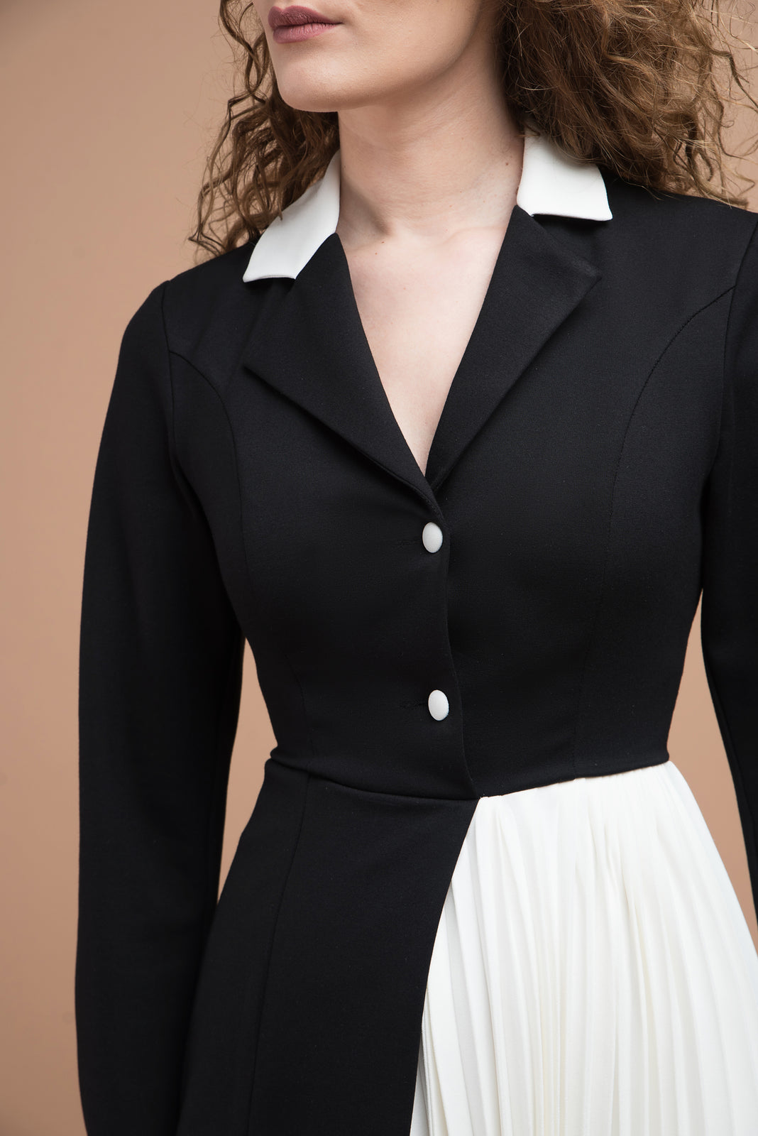 Incarca imaginea in galerie, Rochie tip sacou din jerse negru si fusta alba solata