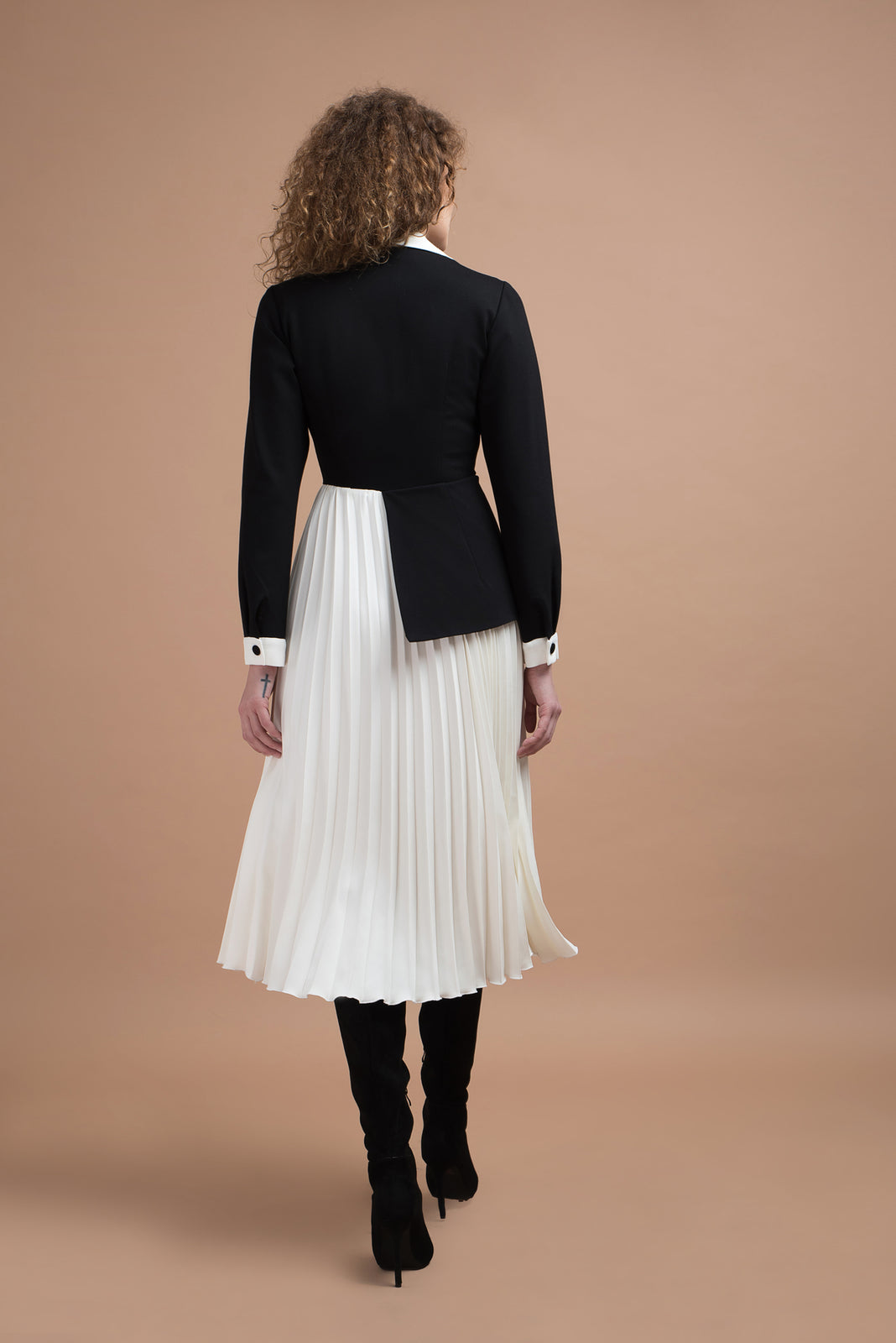 Incarca imaginea in galerie, Rochie tip sacou din jerse negru si fusta alba solata