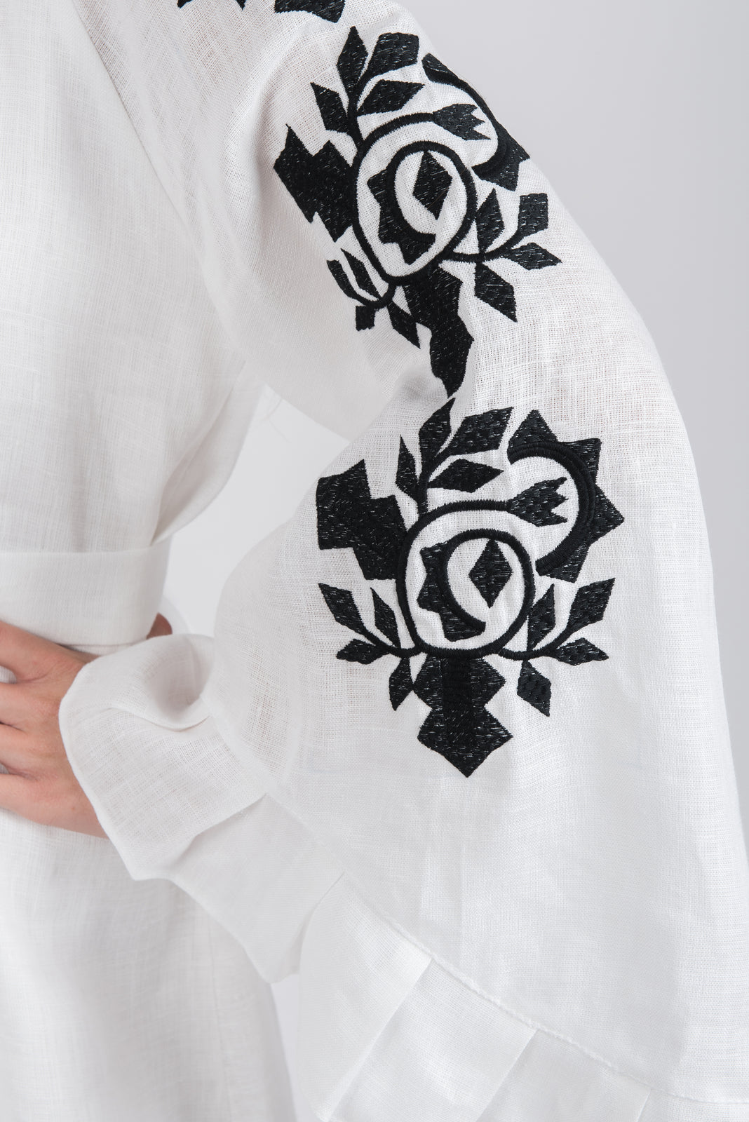 Incarca imaginea in galerie, Rochie tip ie din in alb cu broderie computerizata
