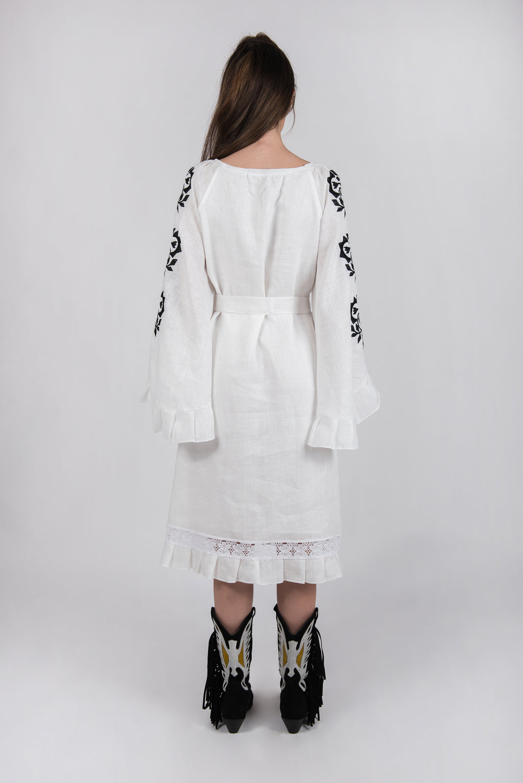 Incarca imaginea in galerie, Rochie tip ie din in alb cu broderie computerizata