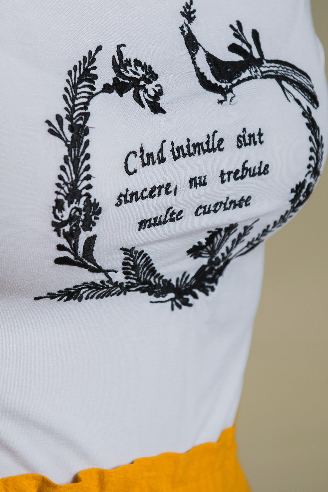 Incarca imaginea in galerie, Tricou cu broderie proverb "Cind inimile sunt sincere nu trebuie multe cuvinte"