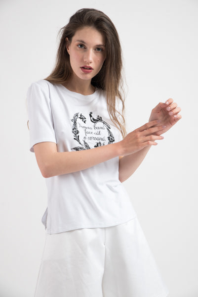 Incarca imaginea in galerie, Tricou clasic cu broderie proverb "Femeia buna face cat o coroana"