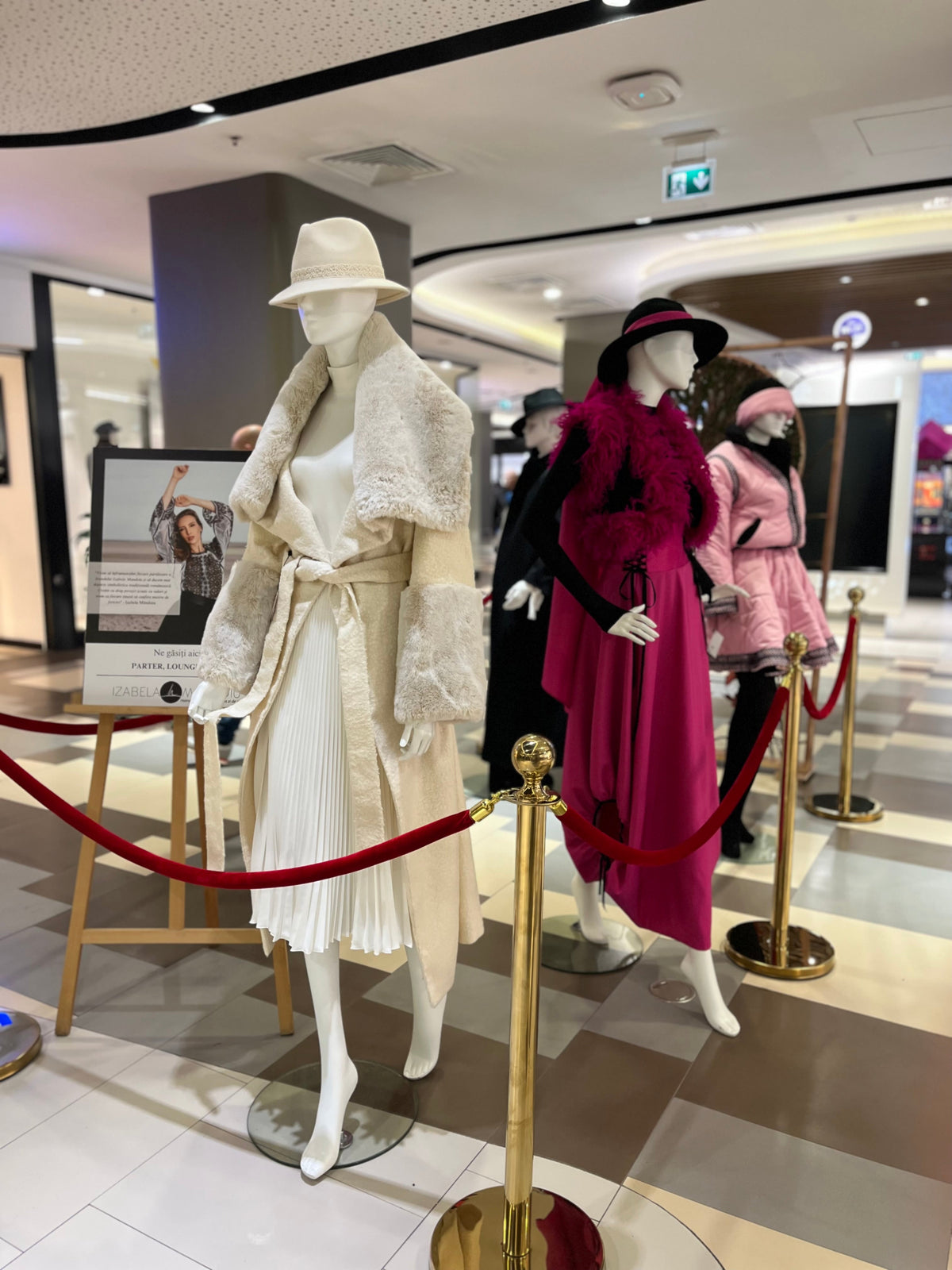 Cinci ținute din colecția nouă, expuse la București Mall Vitan