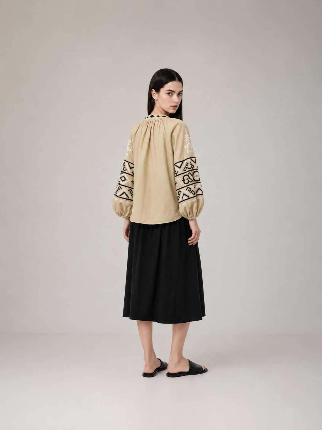 Incarca imaginea in galerie, Bluză tip ie din bumbac cu broderie etnică și ciucuri decorativi – Bej