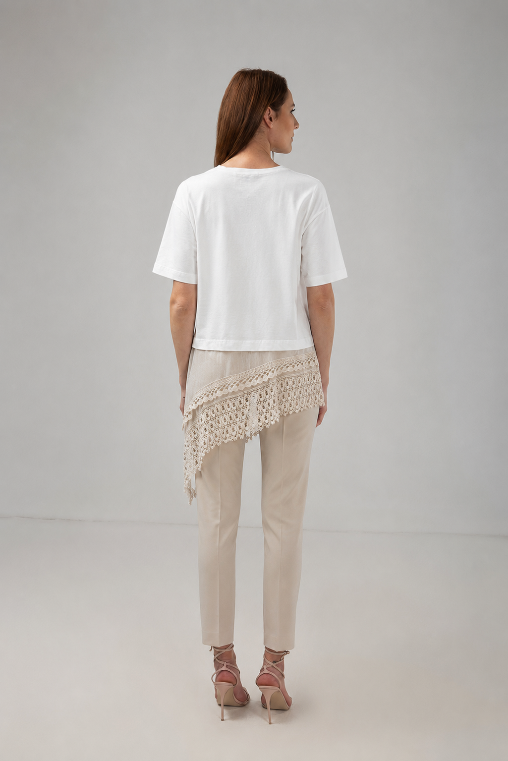 Load image into Gallery viewer, The blouse is made of viscose