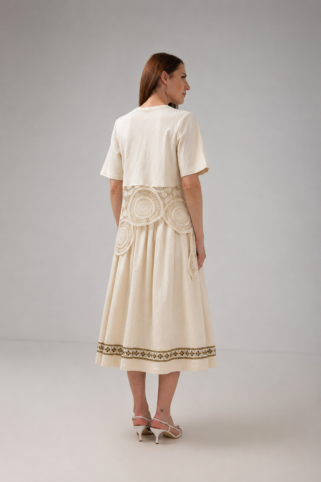 Load image into Gallery viewer, The blouse is made of viscose